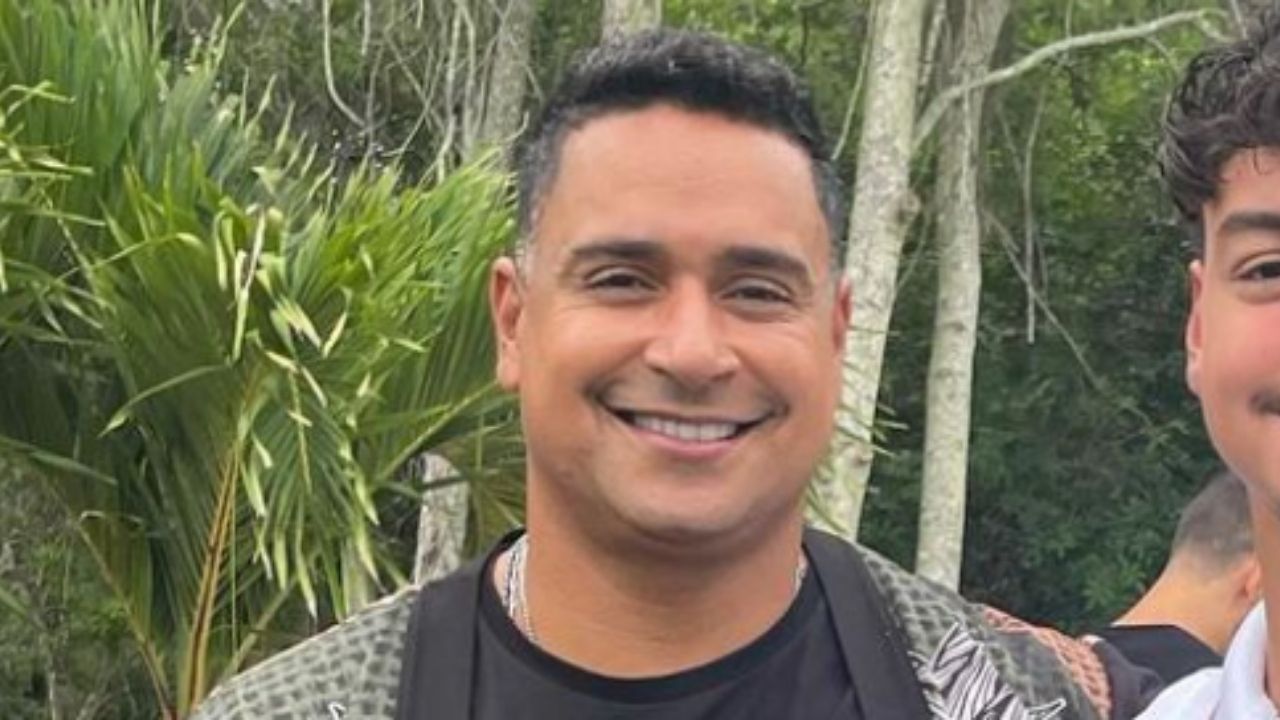 Filho de Xanddy e Carla Perez posa com o pai em clique inédito e web crava semelhança: “O mesmo sorriso”
