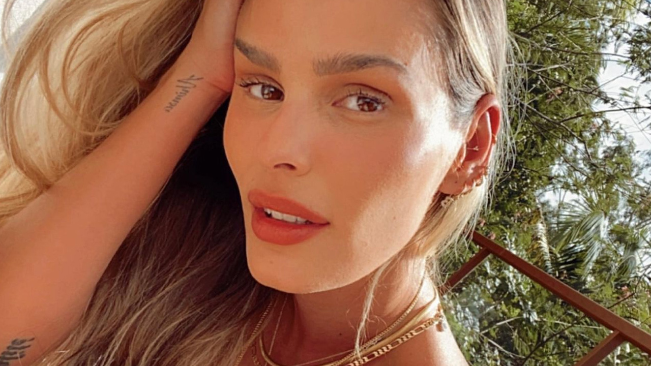 Yasmin Brunet desfila de biquíni e cinturinha PP rouba a cena em dia de praia: “Espetáculo de mulher”