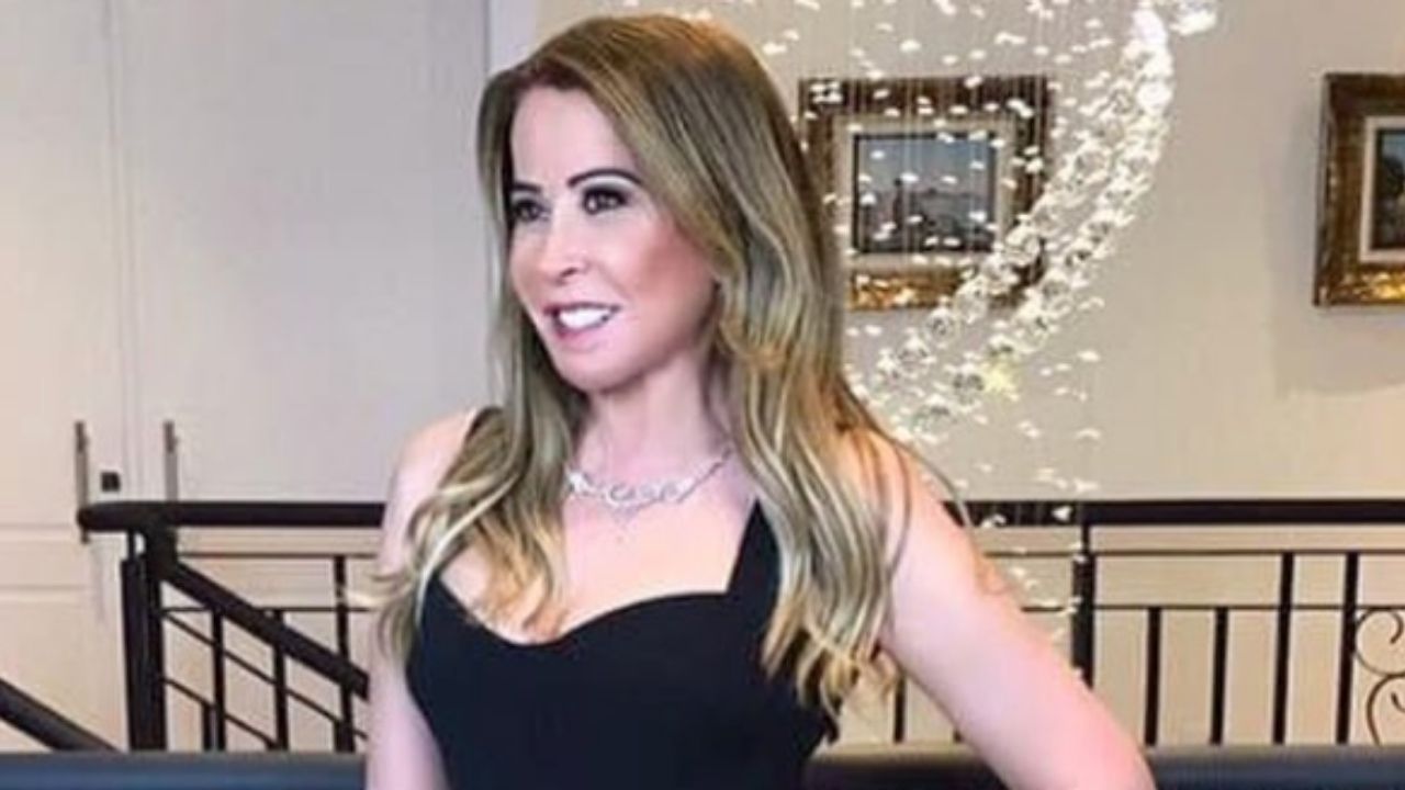 Aos 63 anos, Zilu Camargo exibe cinturinha marcada com look de gala em sua mansão: “Espetáculo”