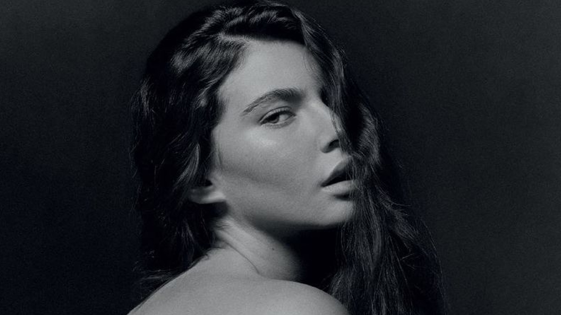 Juma de ‘Pantanal’, Alanis Guillen posa de topless e fãs babam: “Esplêndida”