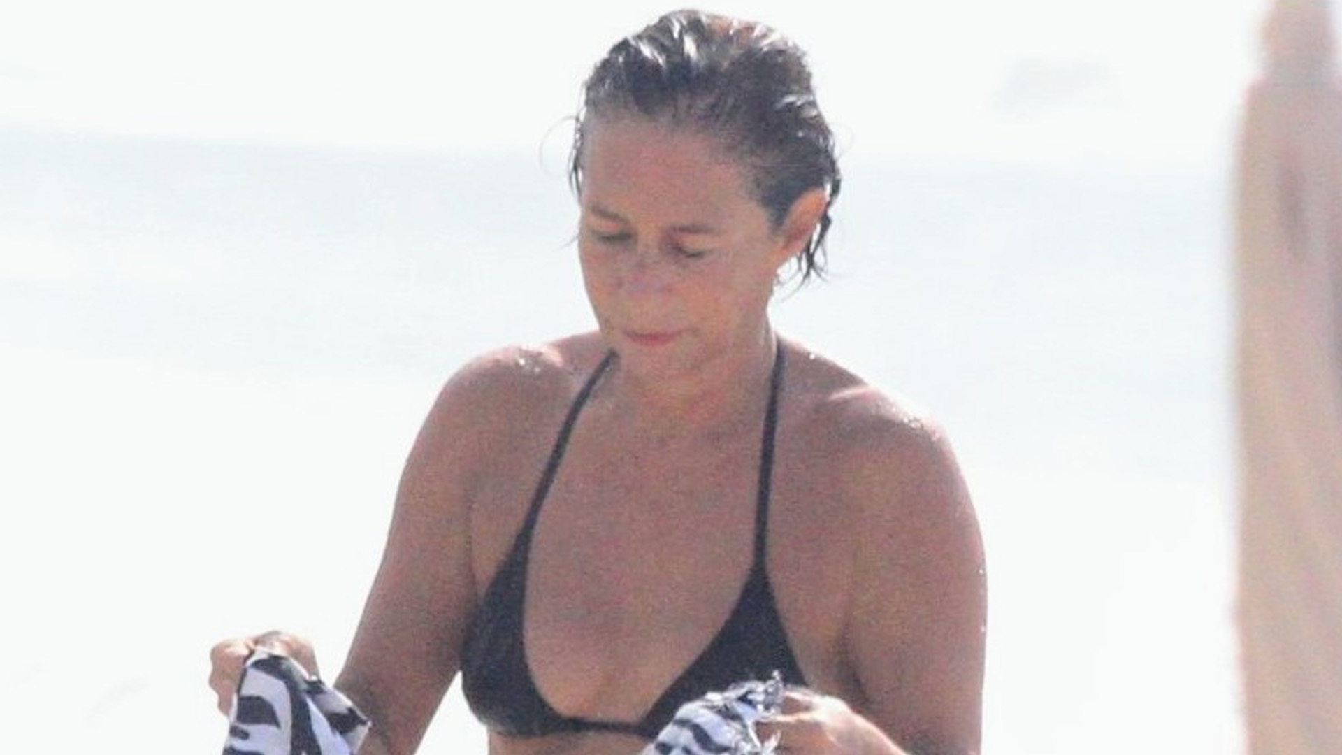 Andréa Beltrão curte praia com biquíni mínimo aos 58 anos e exibe boa forma impressionante