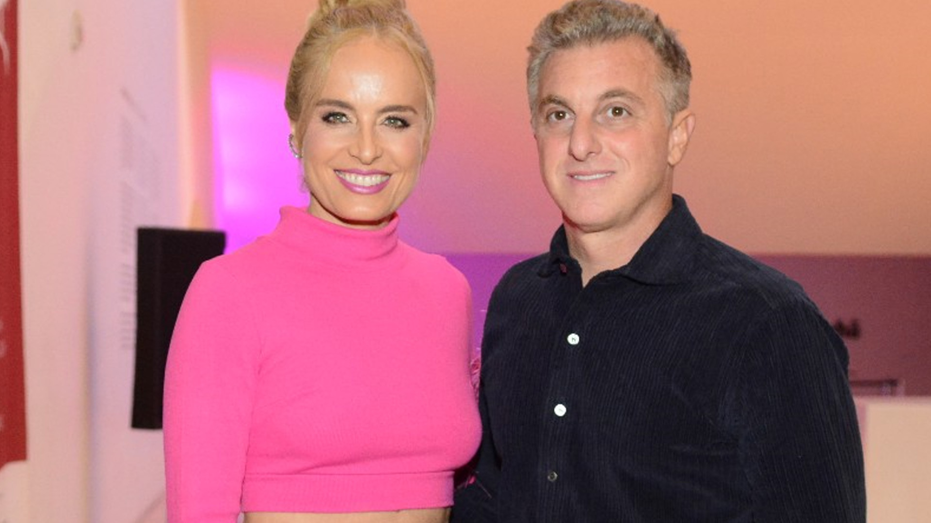 Angélica ostenta barriga sequinha de top ao lado de Luciano Huck em festa