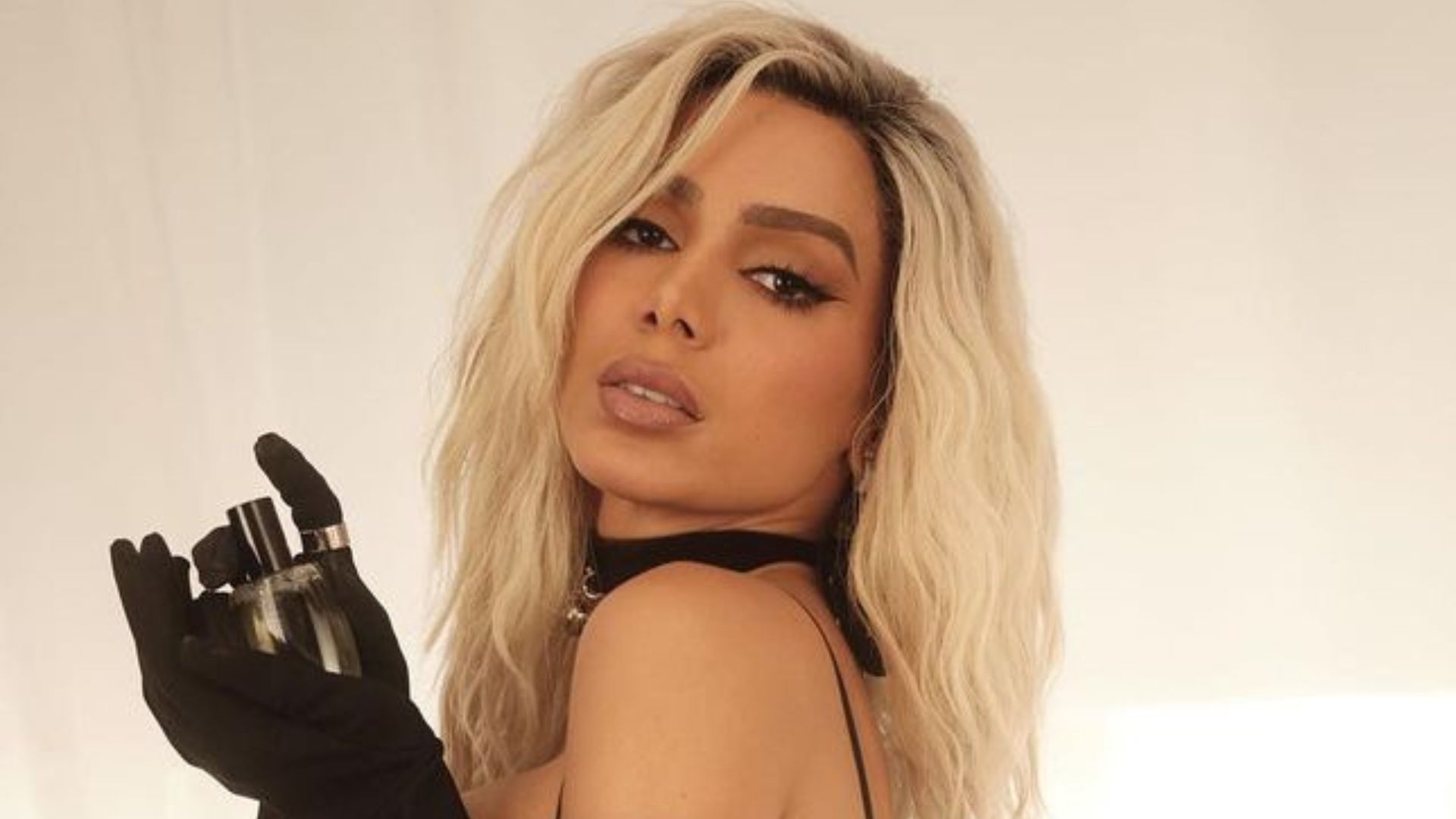 Loiríssima, Anitta combina vestido plissado com cinta liga e seguidores babam: “Espetáculo”