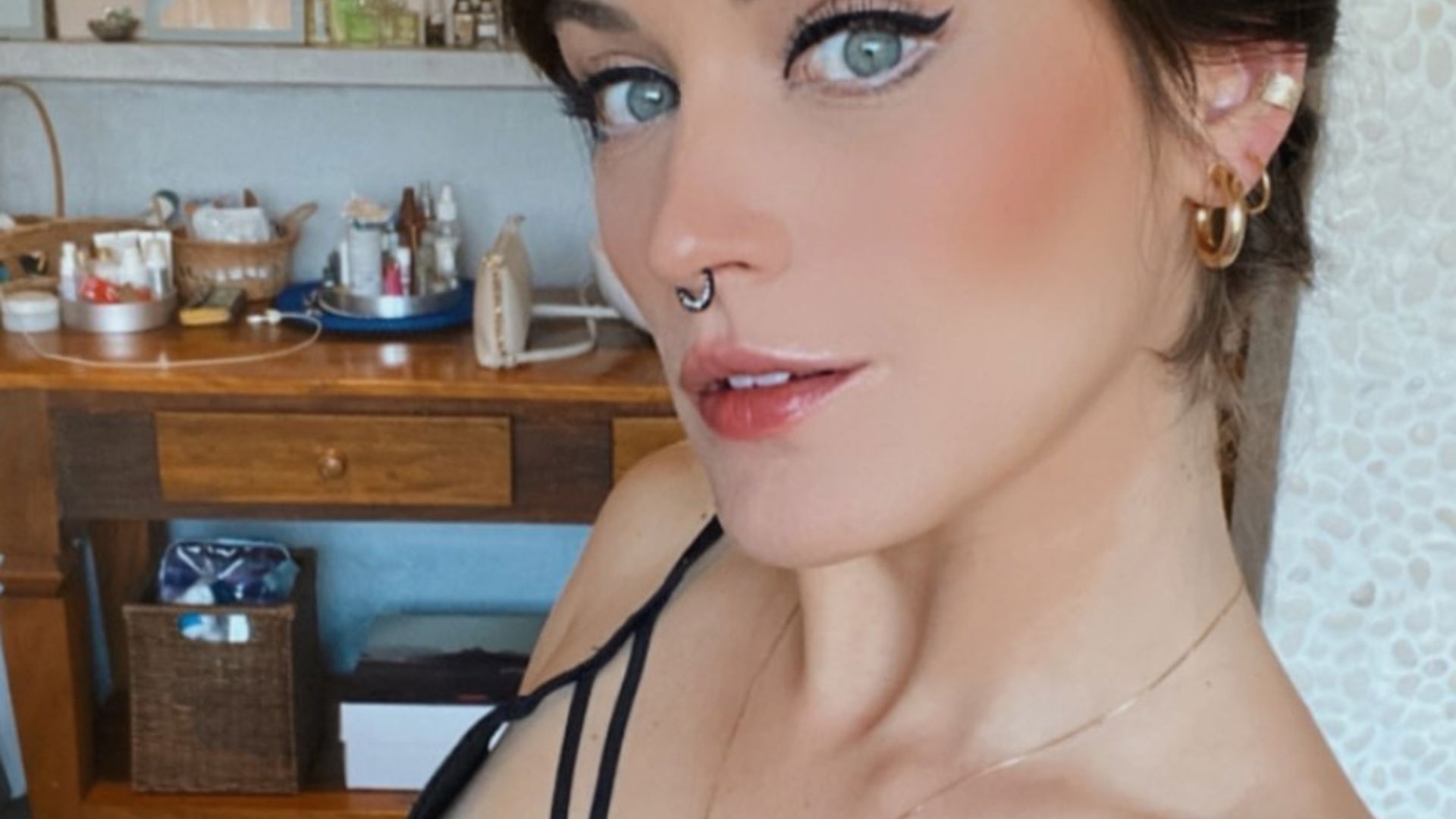 Bianca Bin posa de top e shortinho e exibe piercing inusitado: “Deusa”