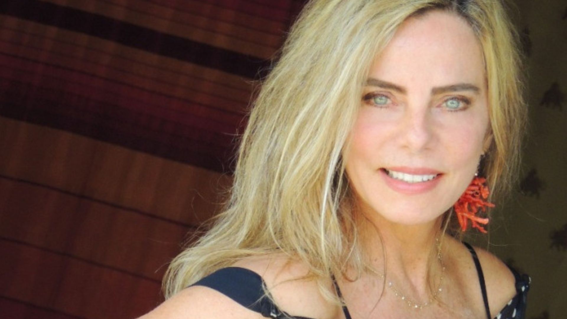Aos 70 anos, Bruna Lombardi deixa biquíni fininho à mostra em blusa transparente: “Musa”