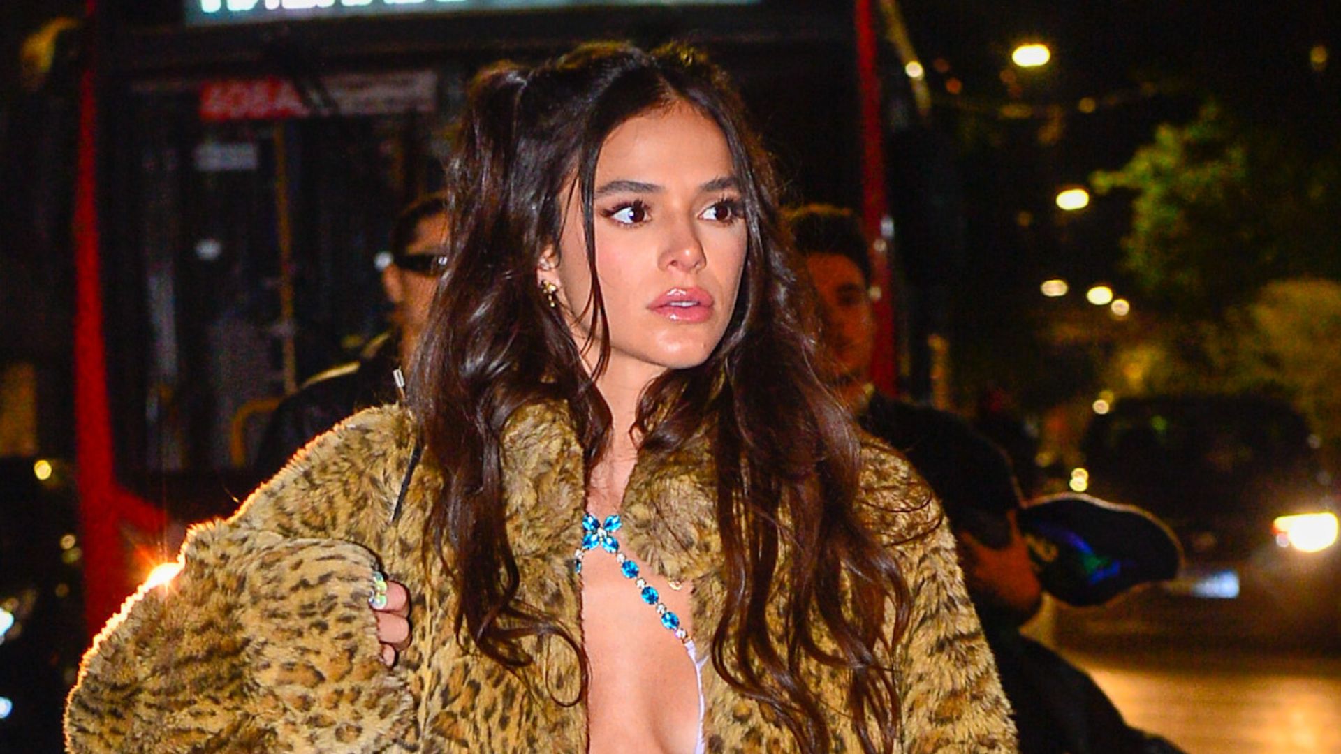 Extravagante, Bruna Marquezine curte noitada com top transparente e casacão luxuoso