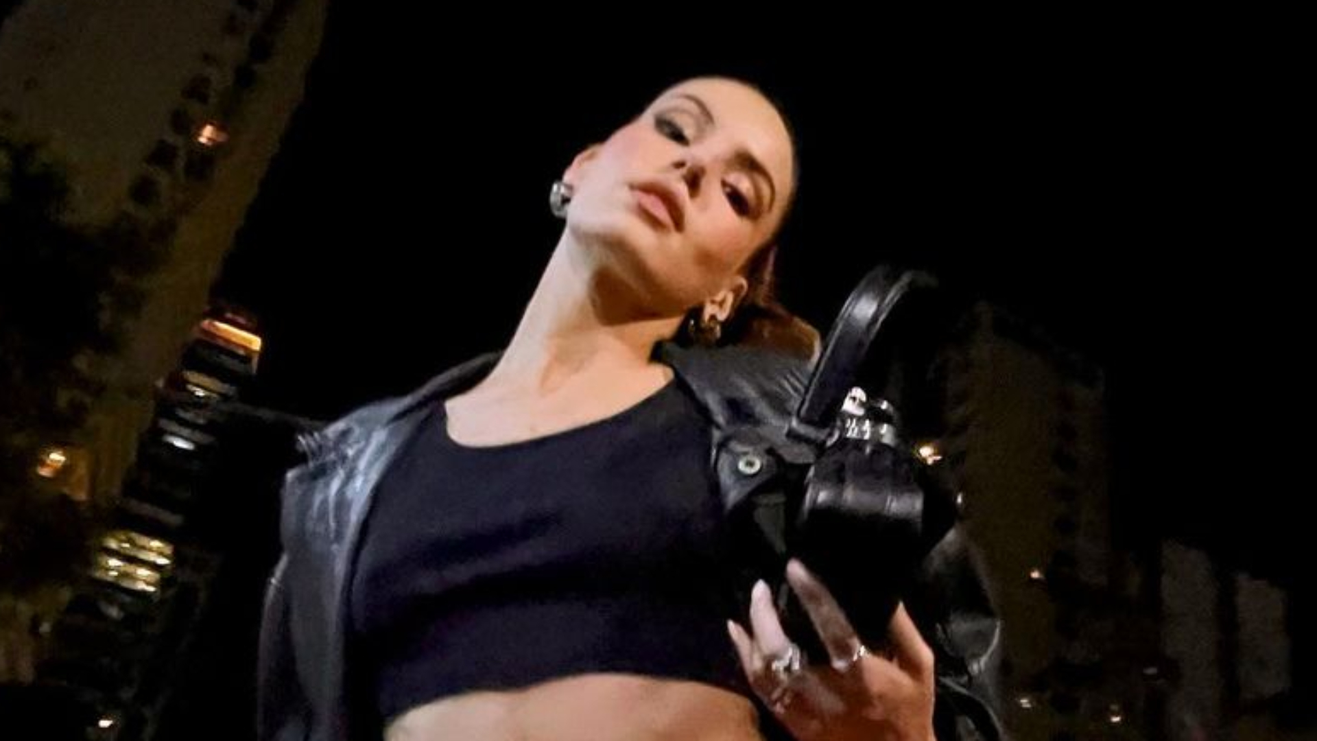 Magérrima, Camila Queiroz posa de top colado e ostenta barriga trincada: “Deusa”