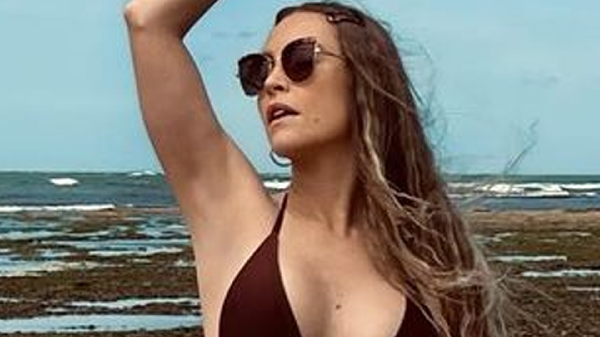 Ex-BBB Carla Diaz posa com biquíni mínimo e namorado faz proposta: “Te dar meu sobrenome”