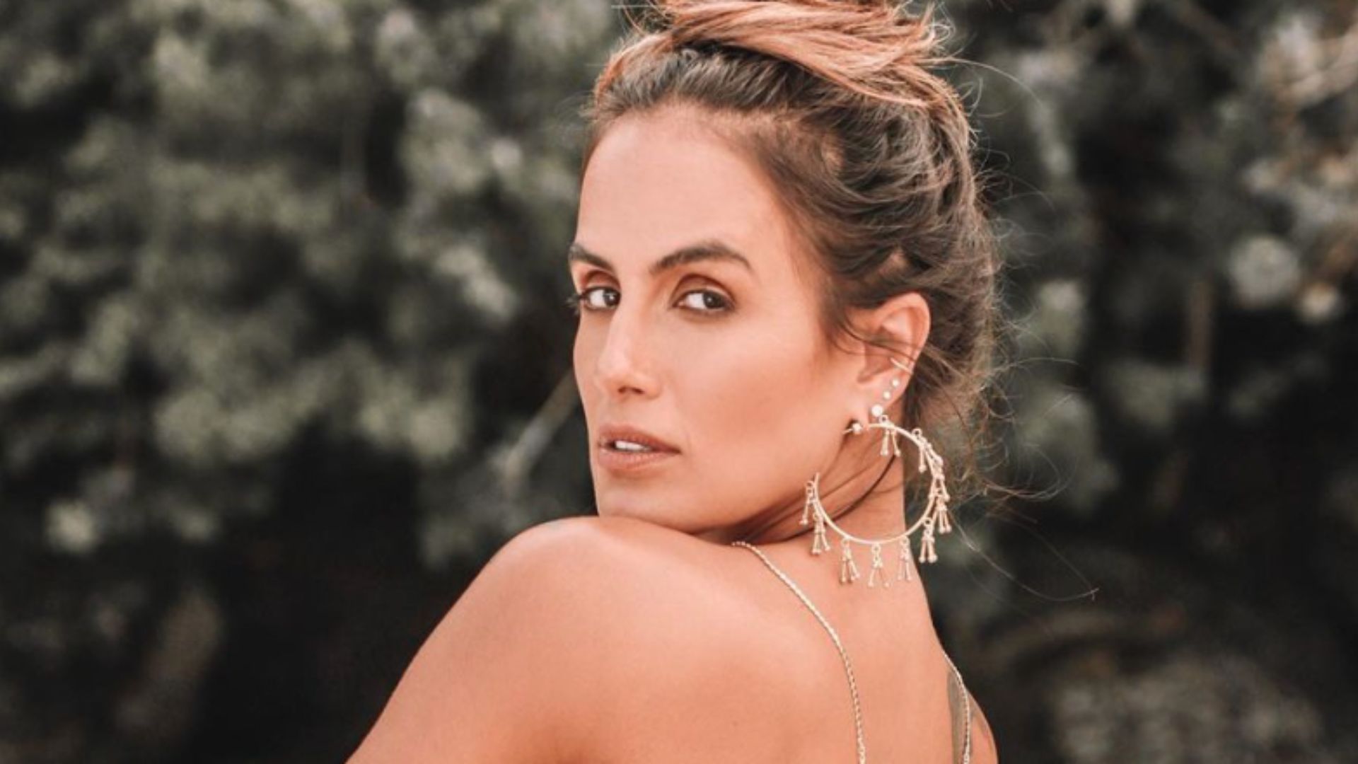 Ex-BBB Carol Peixinho tira a blusa e posa de topless em clique quente: “Tacando fogo”