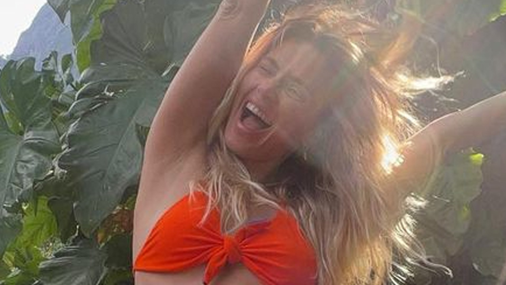 Aos 43 anos, Carolina Dieckmann ostenta barriguinha sarada de biquíni: “Sensacional”