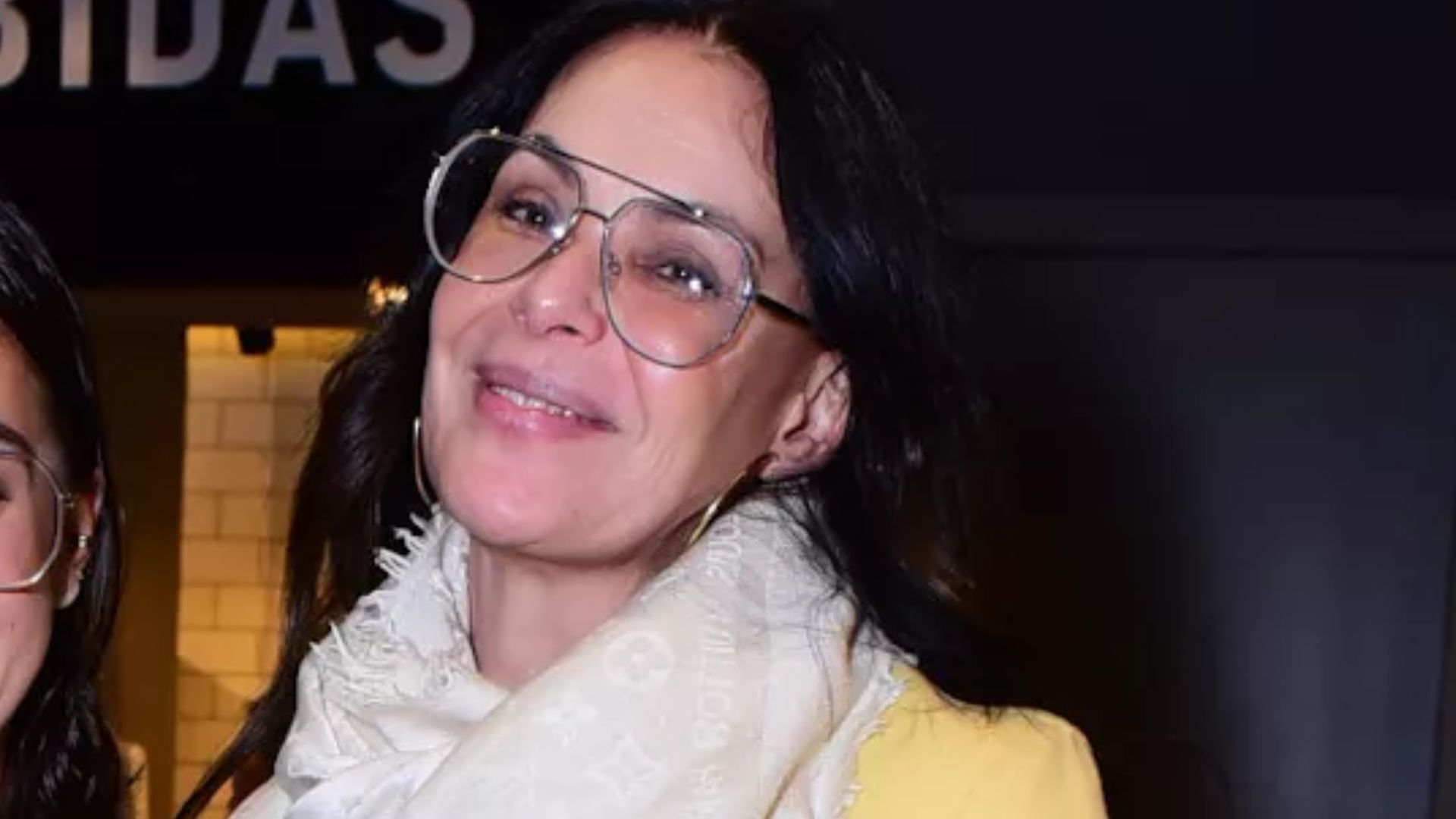 Carolina Ferraz faz rara aparição com a filha em evento e semelhança surpreende: “São iguais”