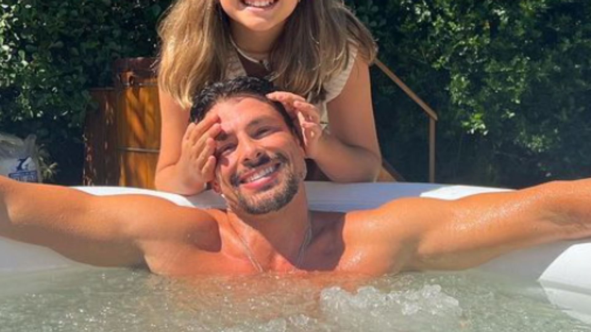 Sofia Massafera surge fazendo carinhos em Cauã Reymond e ganha elogios: “A cara da mãe”