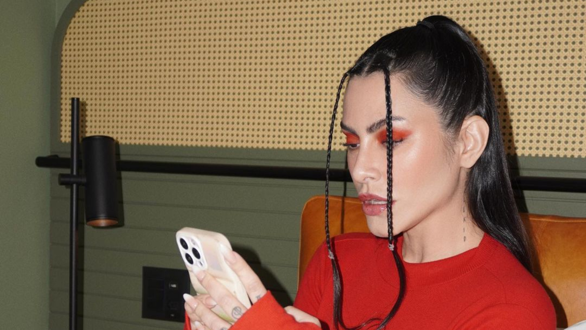 Cleo elege vestido colado mínimo e deixa polpa do bumbum escapar: “Que maravilha”