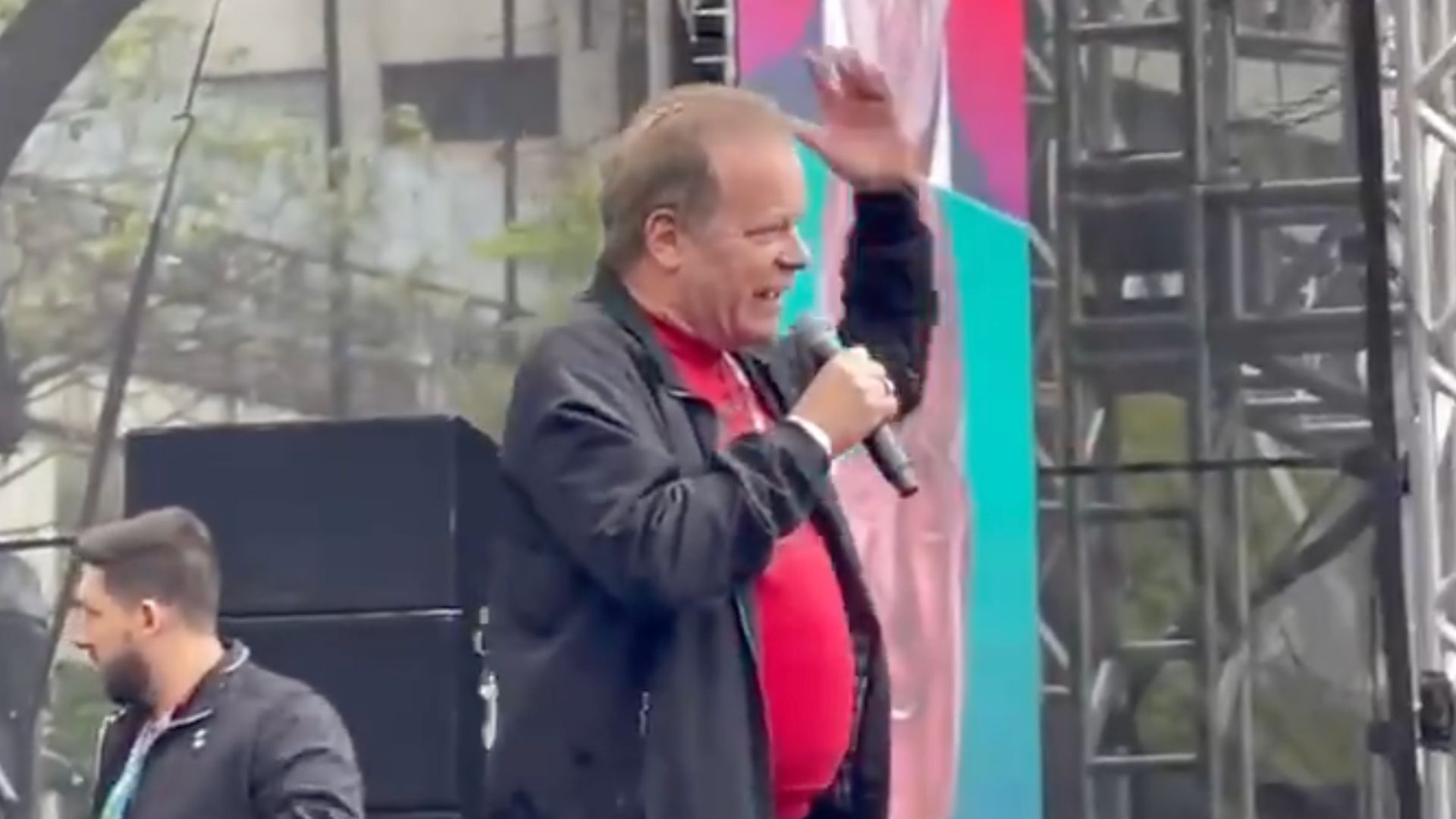 Após deixar a Globo, Chico Pinheiro sobe no palanque em comício de Lula e se empolga