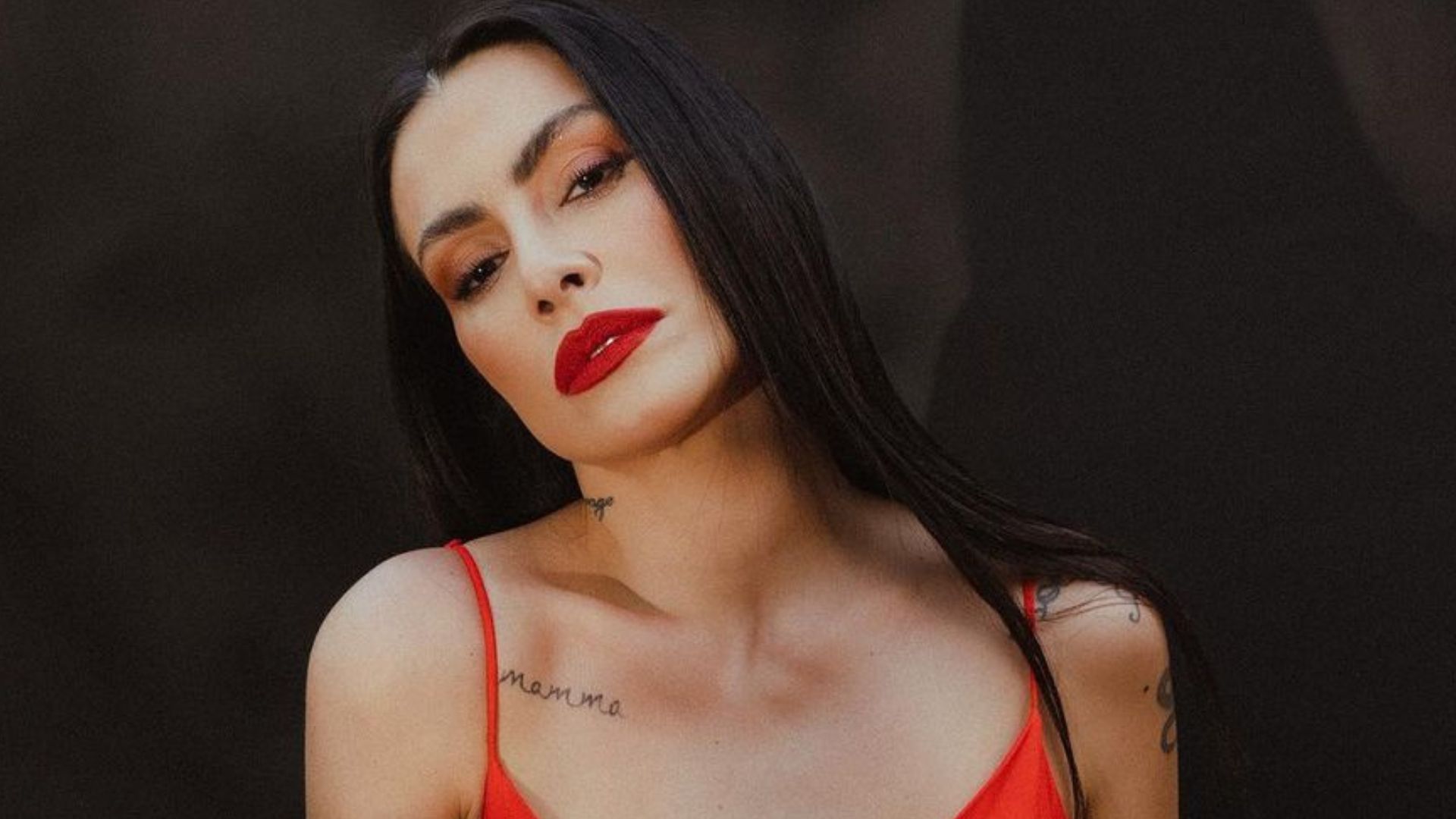Cleo abusa da sensualidade usando vestidinho com decote profundo: “Arrasando”