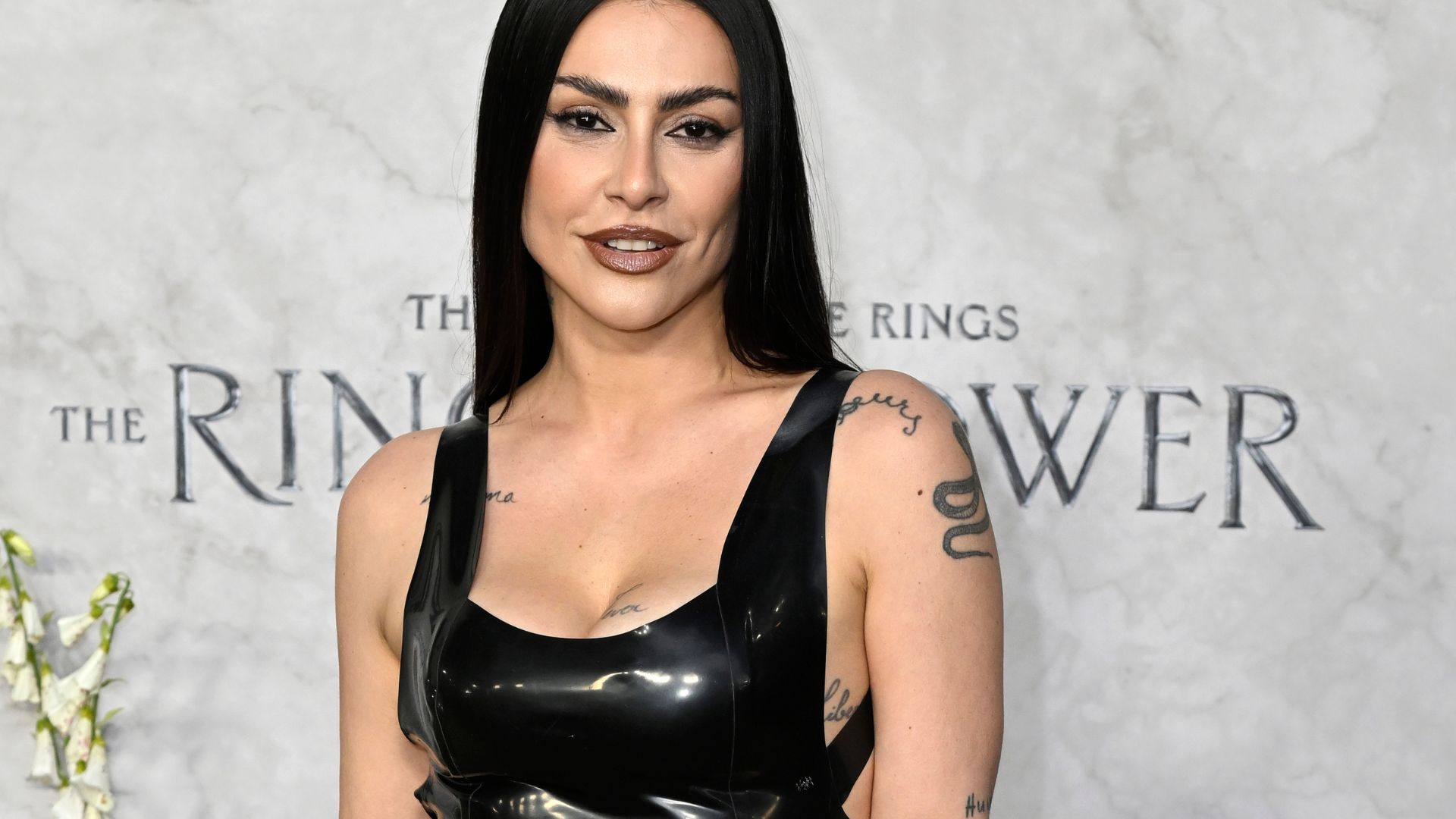 Ela pode! Cleo escolhe vestido de couro com recortes e rouba a cena em evento fora do Brasil
