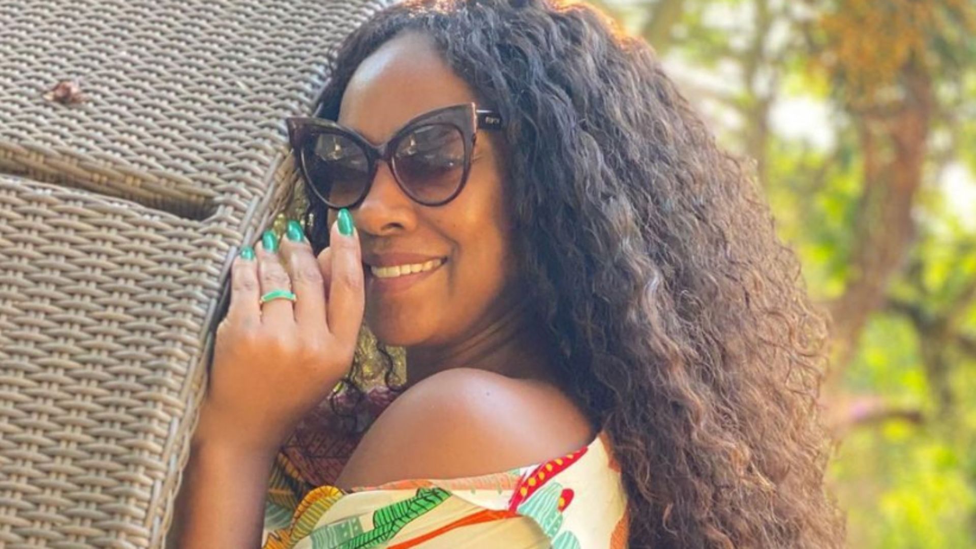 Aos 45 anos, Cris Vianna deixa vestido curtinho cair dos ombros: “Espetáculo”