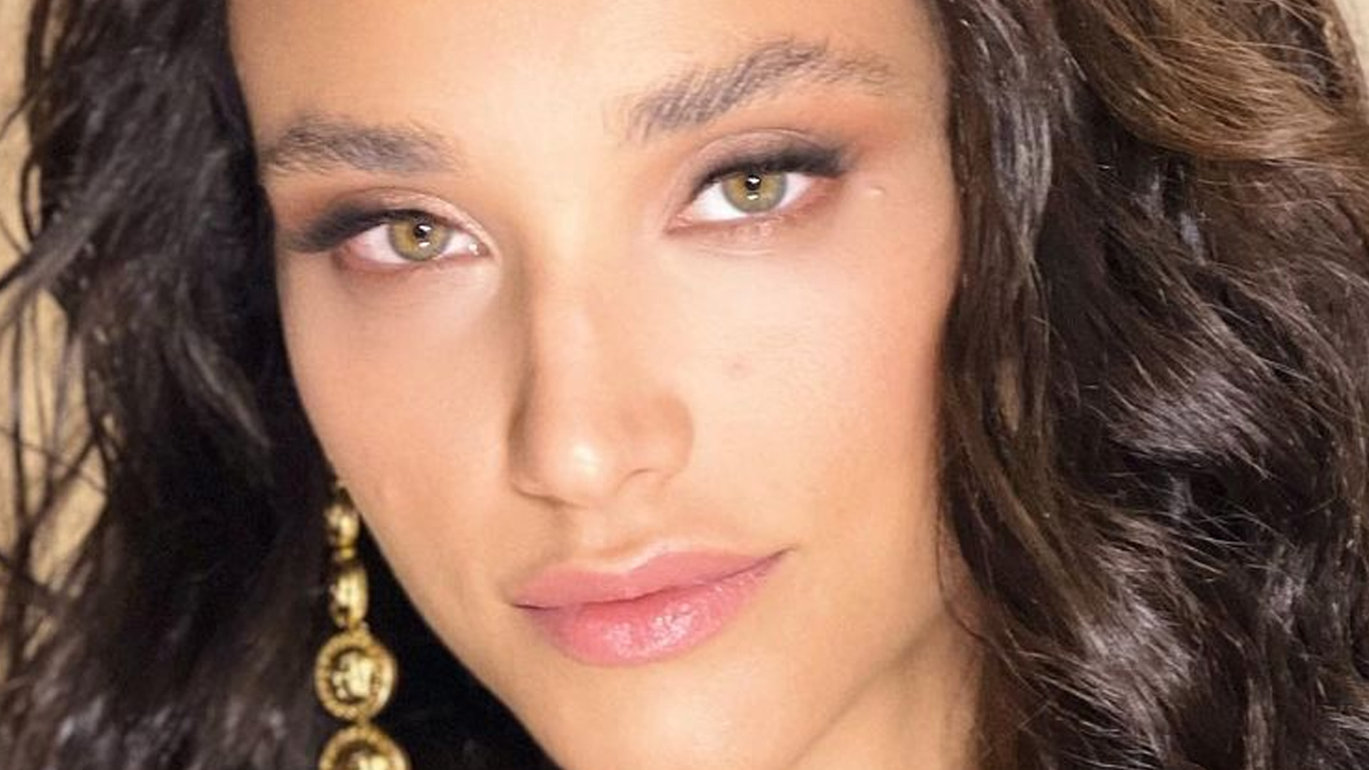 Débora Nascimento alonga os cabelos e mostra novo visual: “Múltipla”