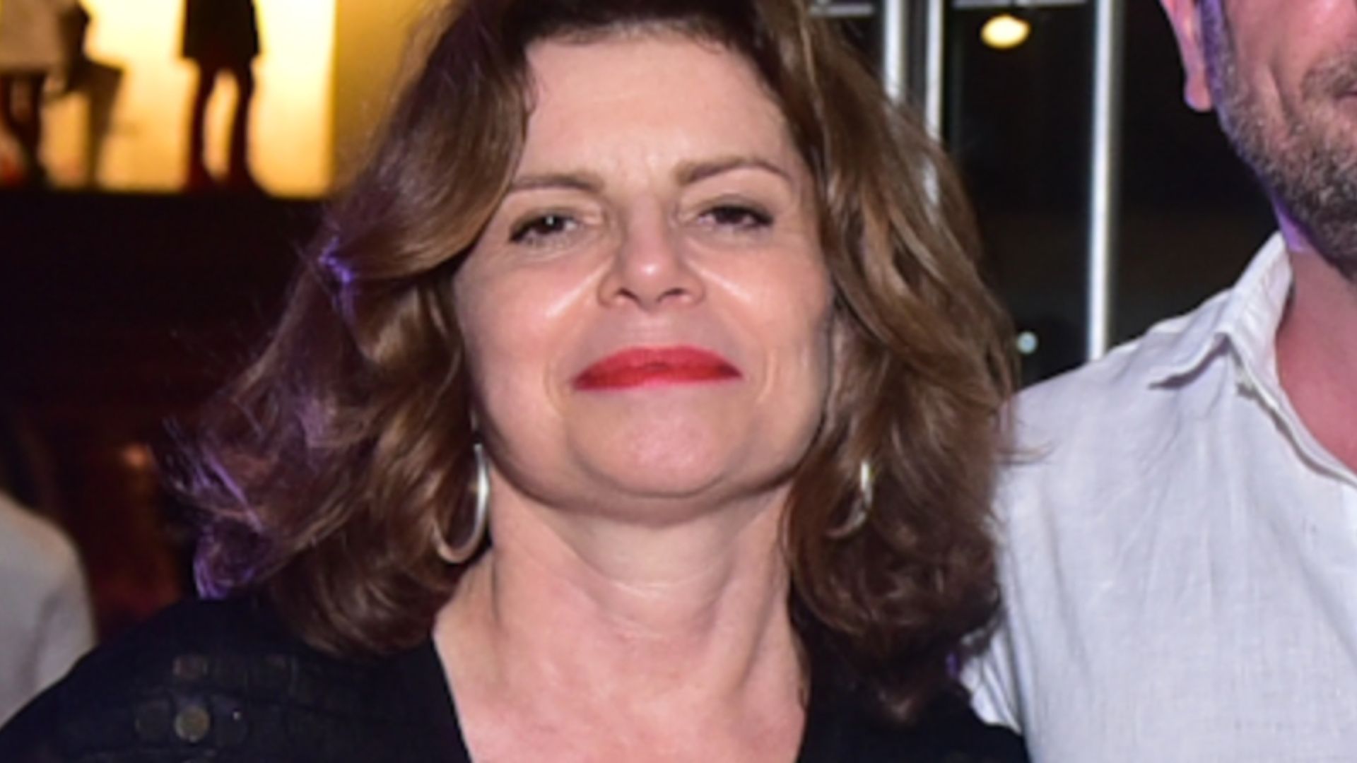 Raridade: Deborah Bloch surge agarradinha com o marido português em show no Rio