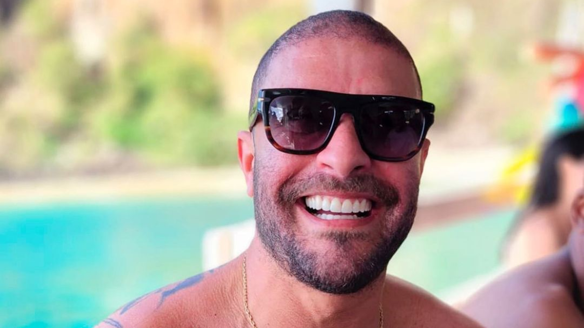 Treinando pesado, Diogo Nogueira posa sem camisa e exibe corpão musculoso: “Gato”