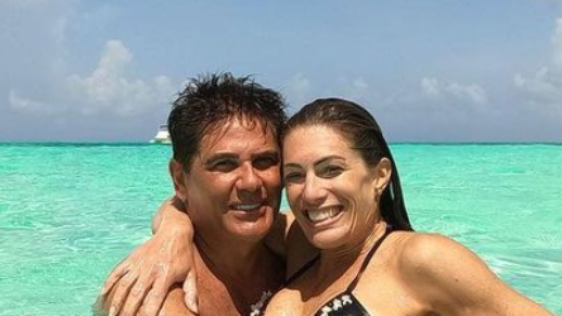 César Filho mostra a esposa de biquíni e rasga elogios: “Encontrei minha sereia”