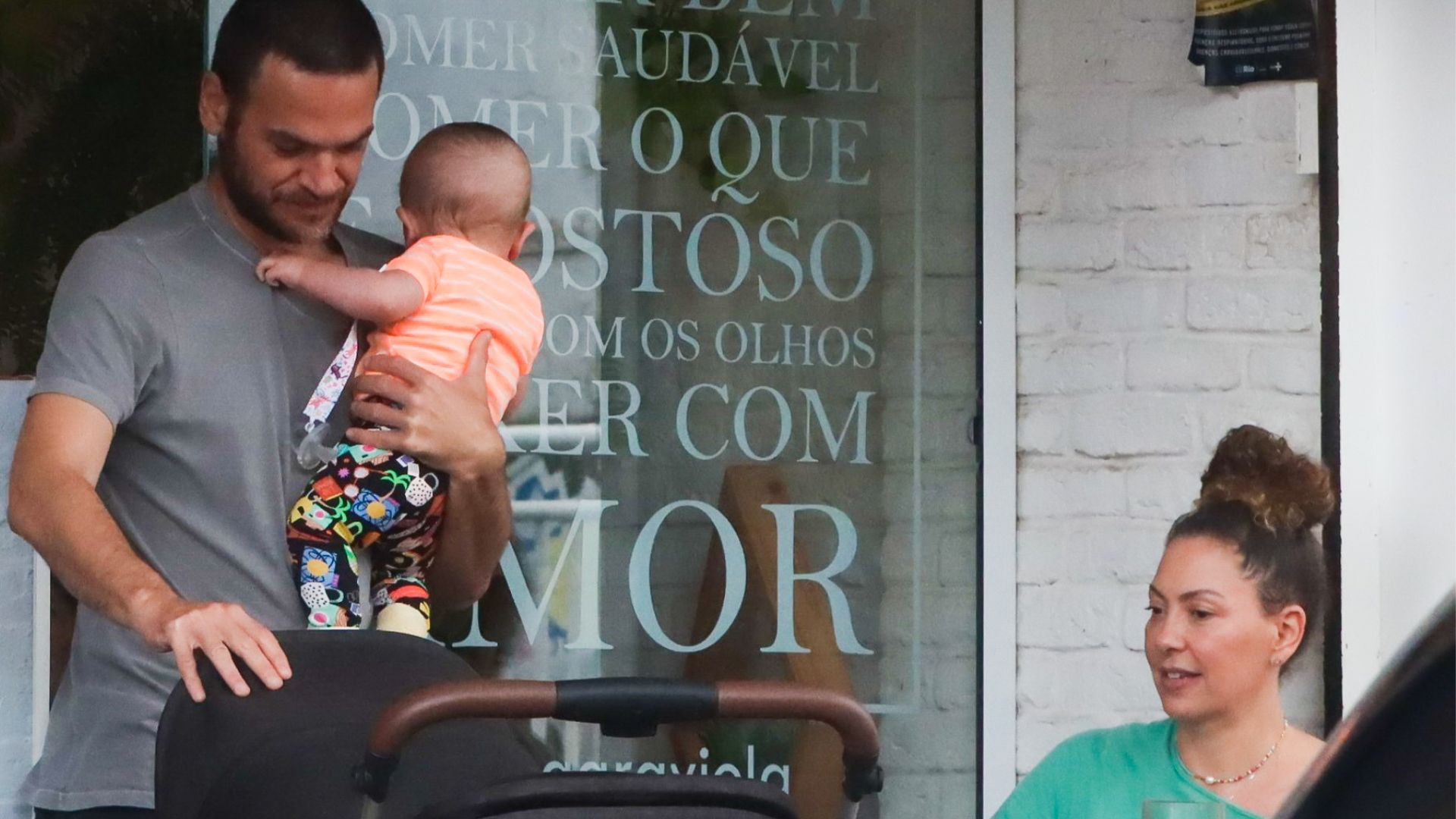 Fofura! Fabíula Nascimento e Emílio Dantas interrompem almoço para ninar os gêmeos