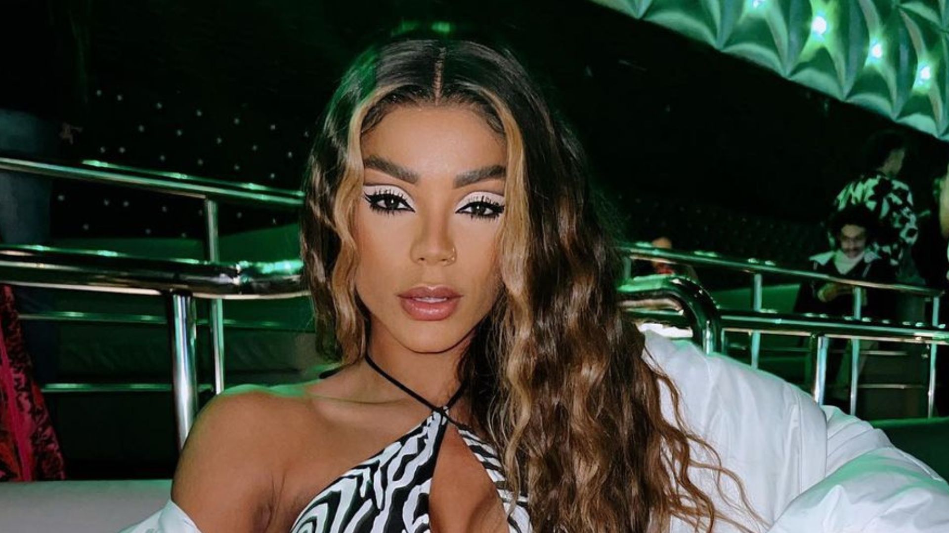 Ex-BBB Brunna Gonçalves arrasa com top decotado e exibe barriga trincada: “Rainha”