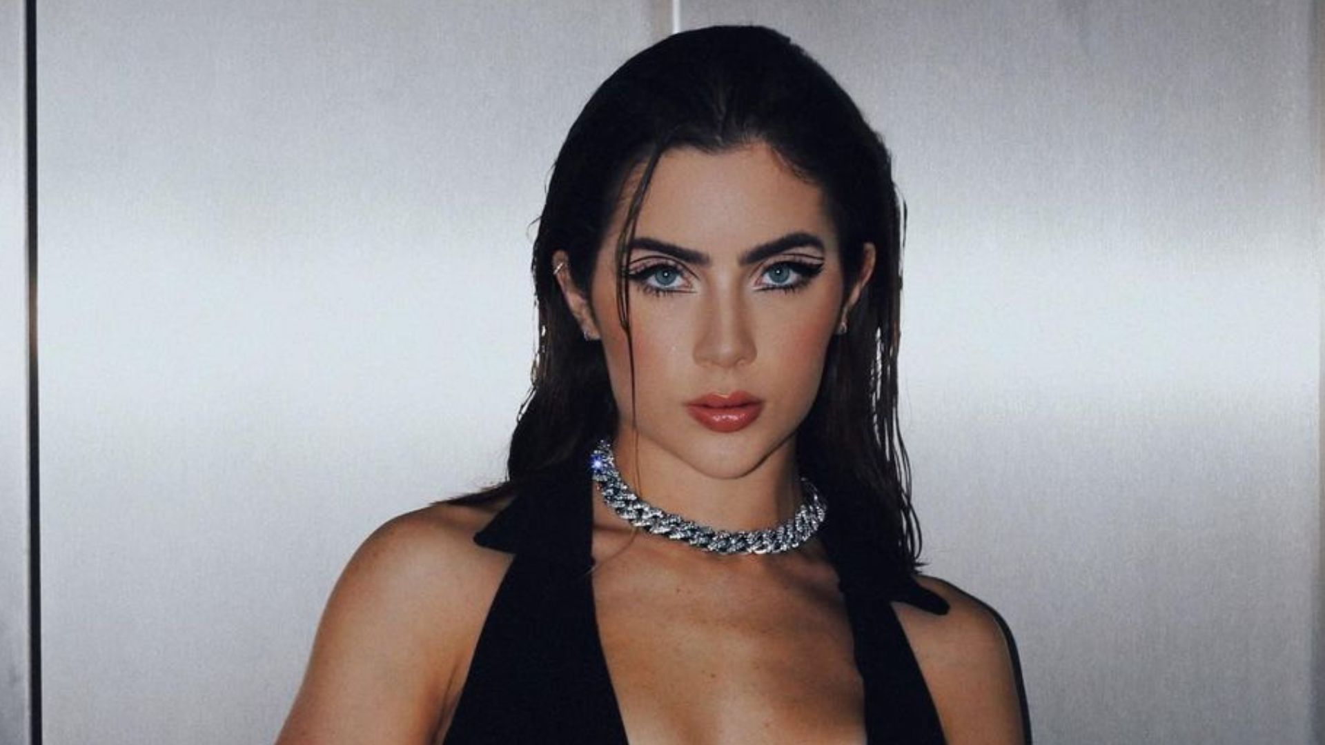Ex-BBB Jade Picon elege vestidinho aberto e causa com decotão abusado: “Surreal”