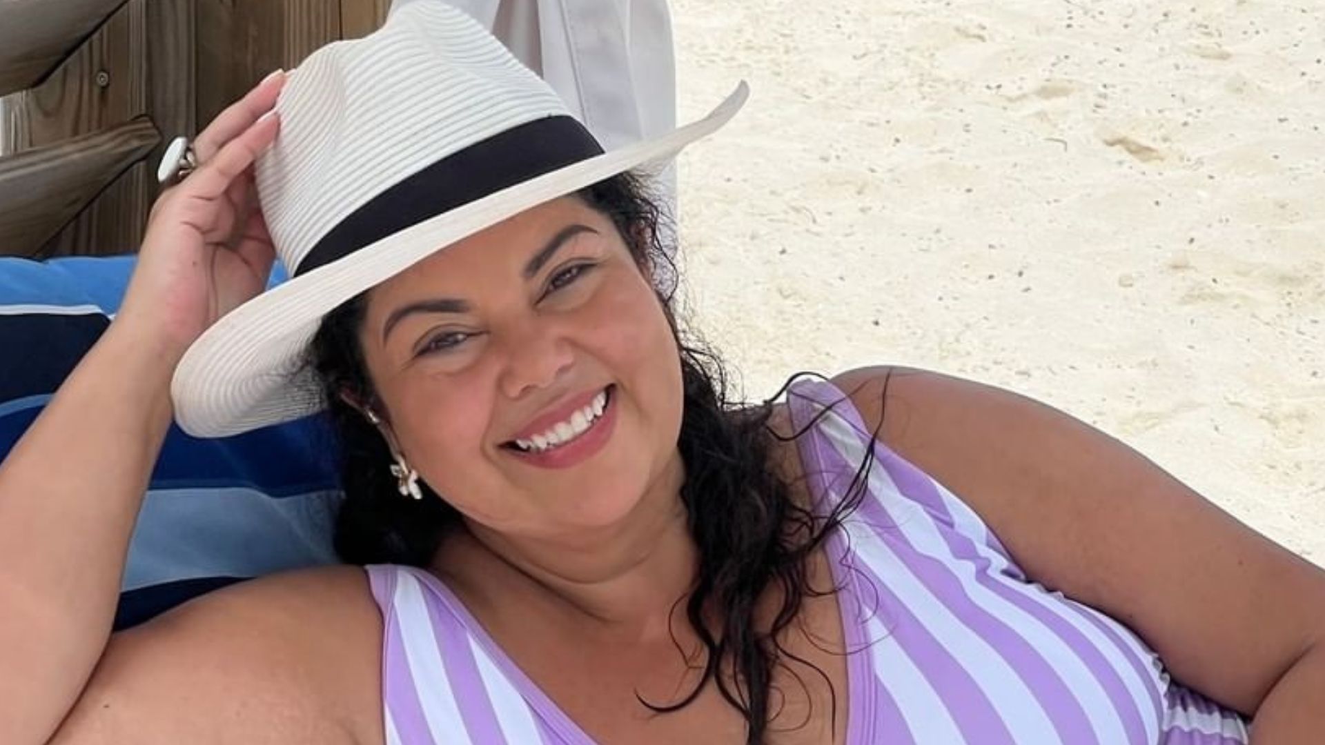 Fabiana Karla posa de maiô e ostenta curvas do corpão real: “Poderosa”