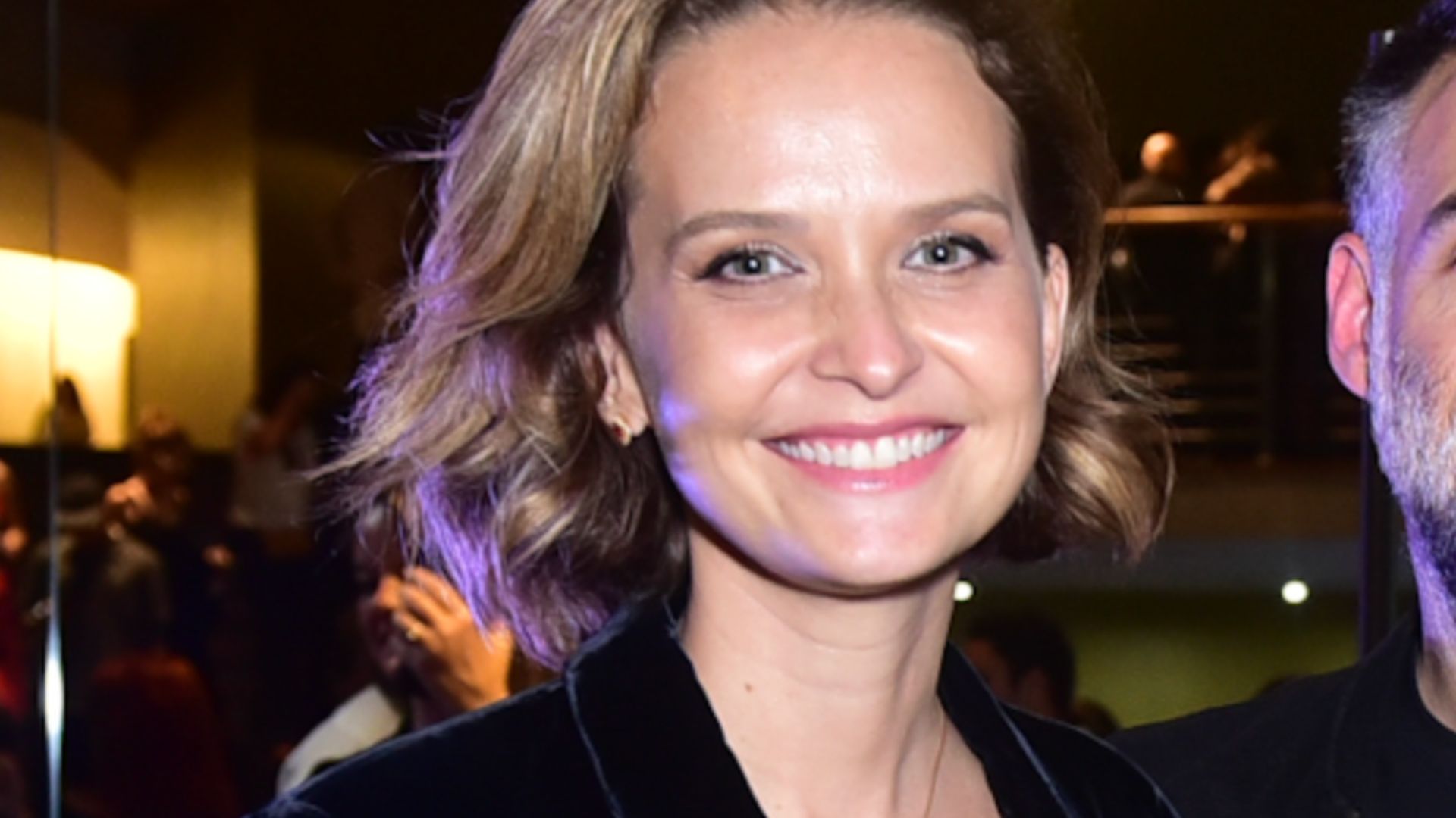 Discreta, Fernanda Rodrigues surge sorridente em raríssima aparição ao lado do marido