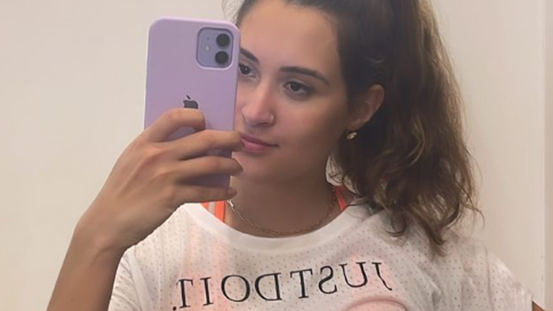 Filha de Fátima Bernandes e William Bonner ergue a camiseta e mostra barriga sequinha