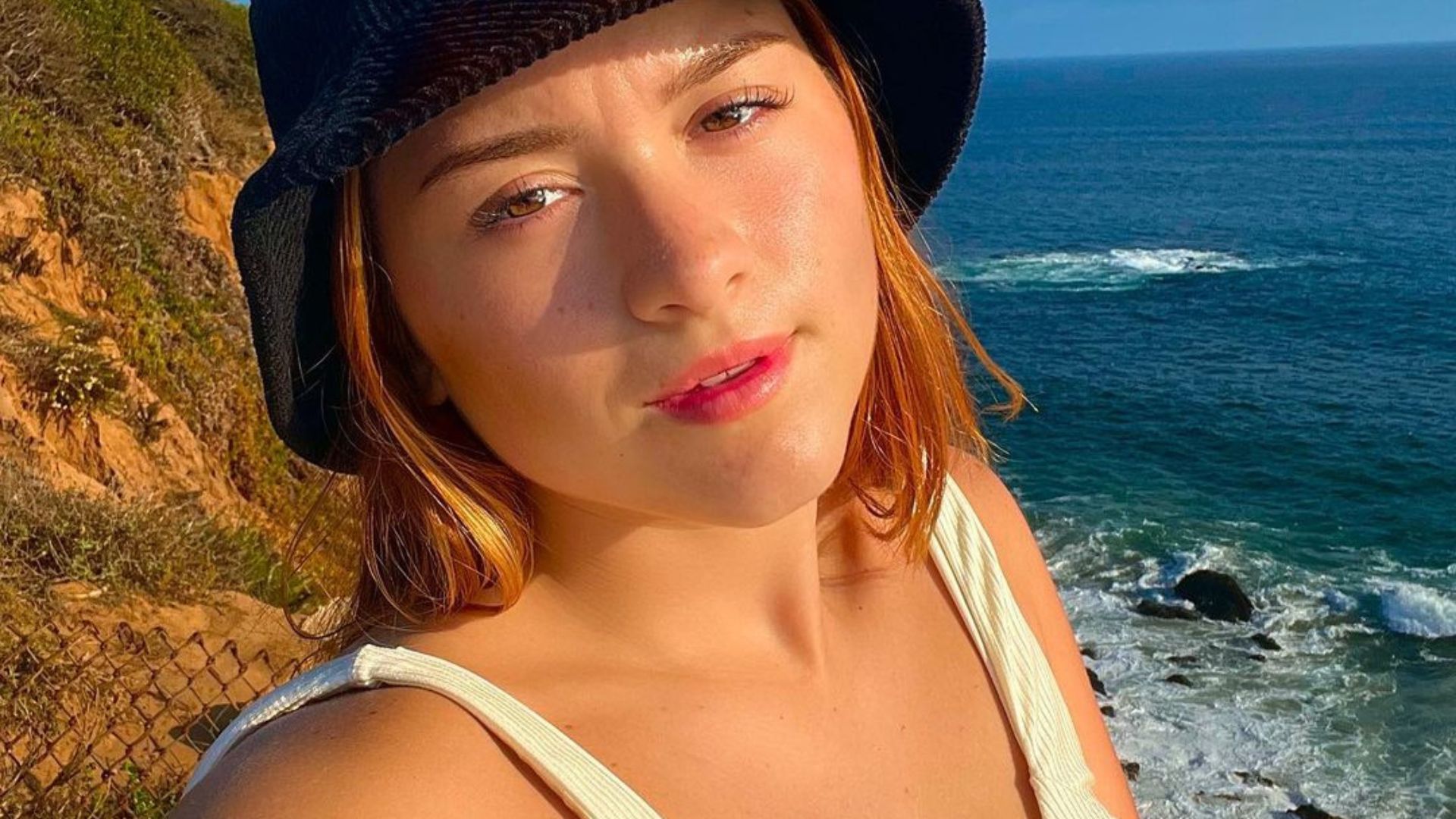 Aos 18 anos, filha de Gugu Liberato provoca ao posar de biquíni branco: “Lindíssima”