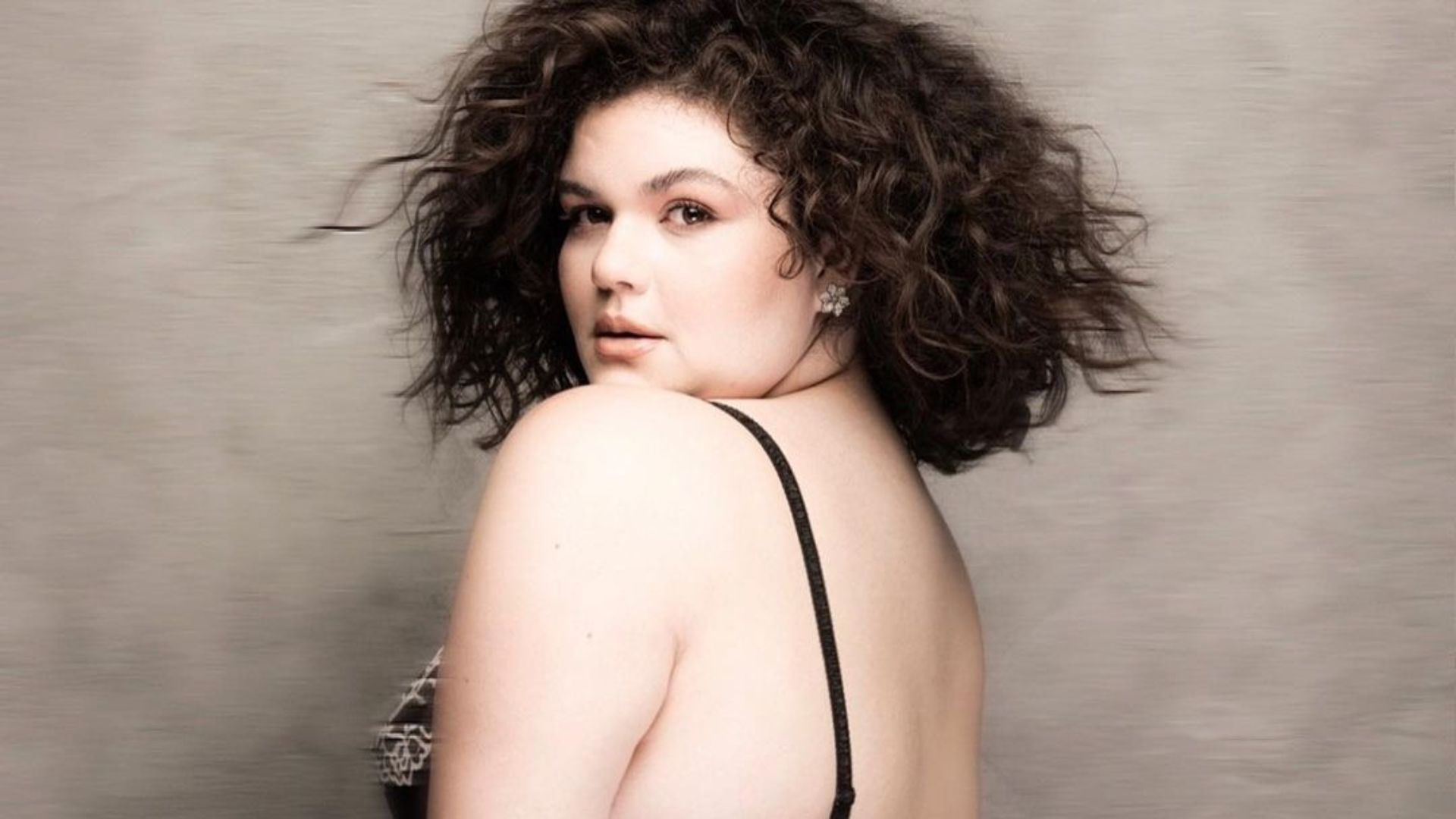 Musa plus size, filha de Fabiana Karla posa de lingerie transparente: “Amo minhas curvas”