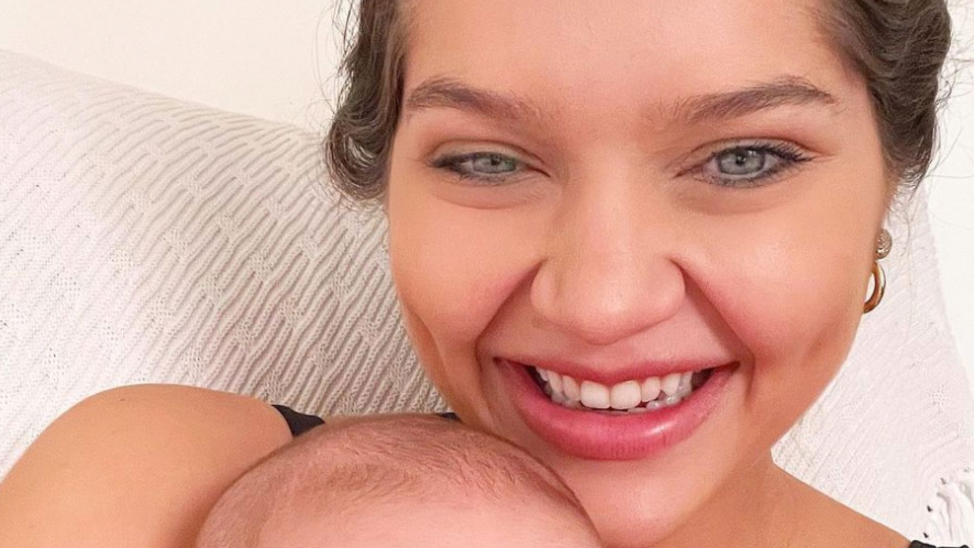 Filha do sertanejo Leandro posa com o filho nos braços e beleza choca: “Parece de mentira”