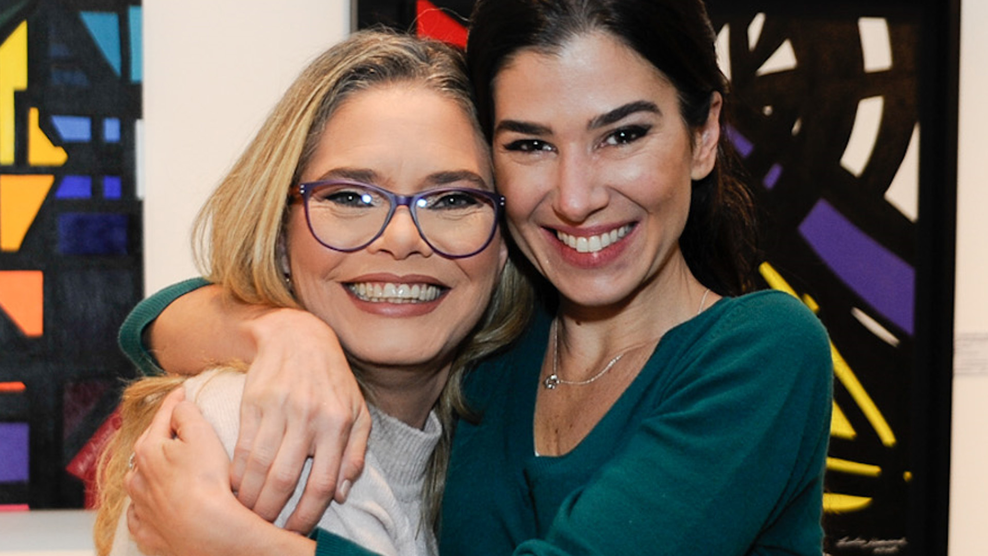 Filhas de Silvio Santos, Renata Abravanel e Cintia Abravanel se encontram em clique raro