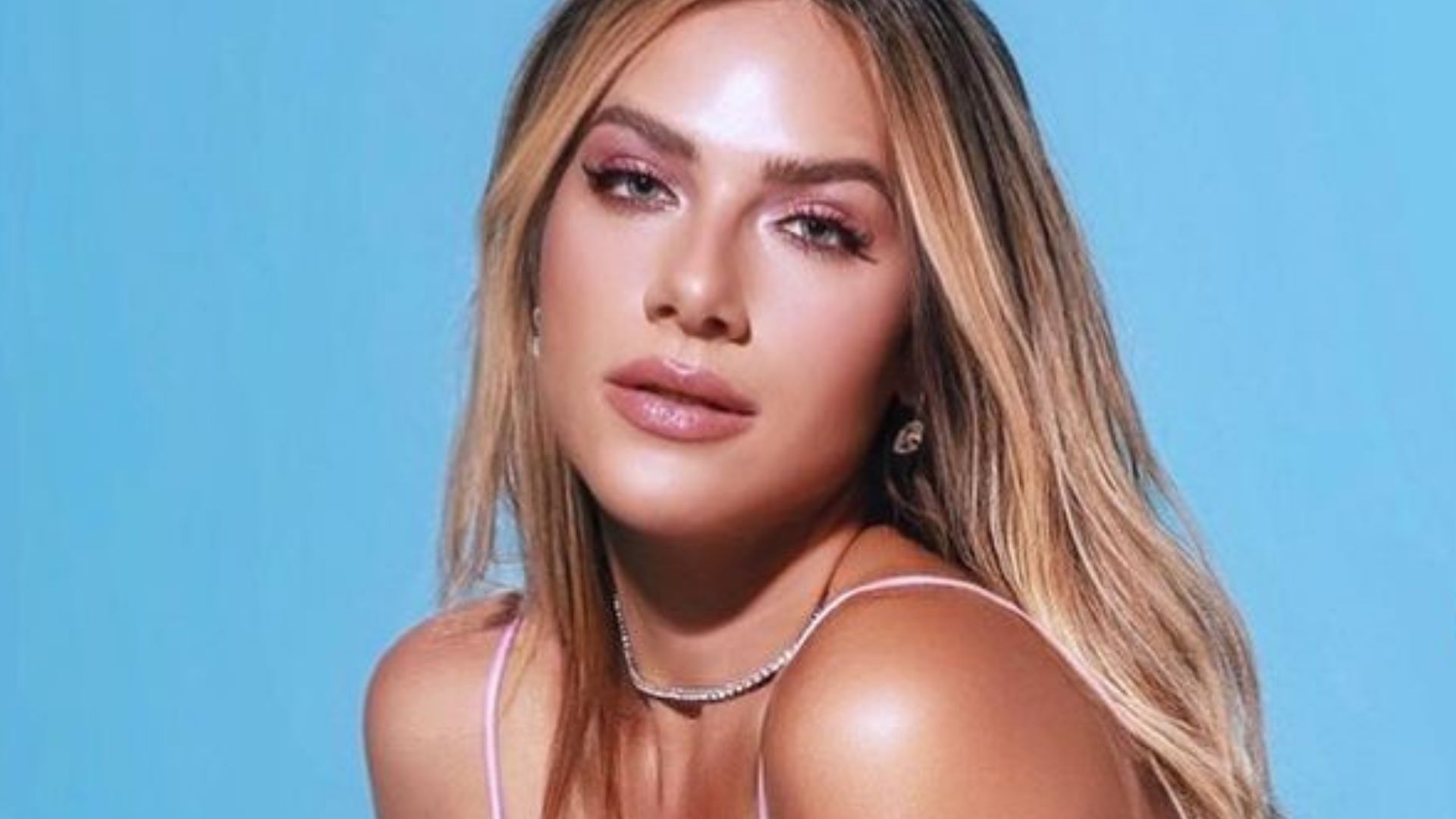Giovanna Ewbank marca cinturinha de pilão em vestido lavanda e fãs suspiram: “Deusa”