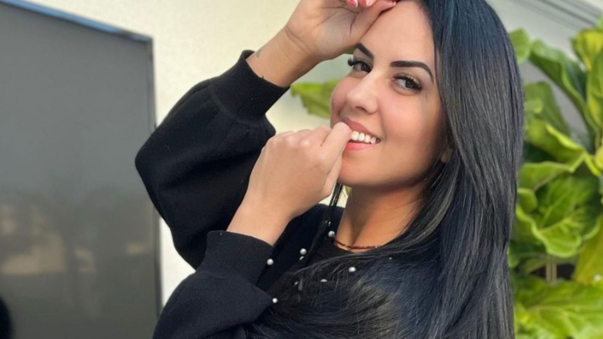 Graciele Lacerda dá empinadinha com macaquinho coladíssimo e provoca: “Trabalho bem feito”