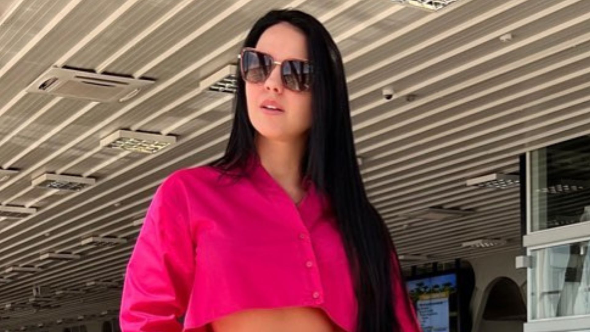 Sem limites, Graciele Lacerda ousa e posa com look picante em aeroporto: “Um avião”