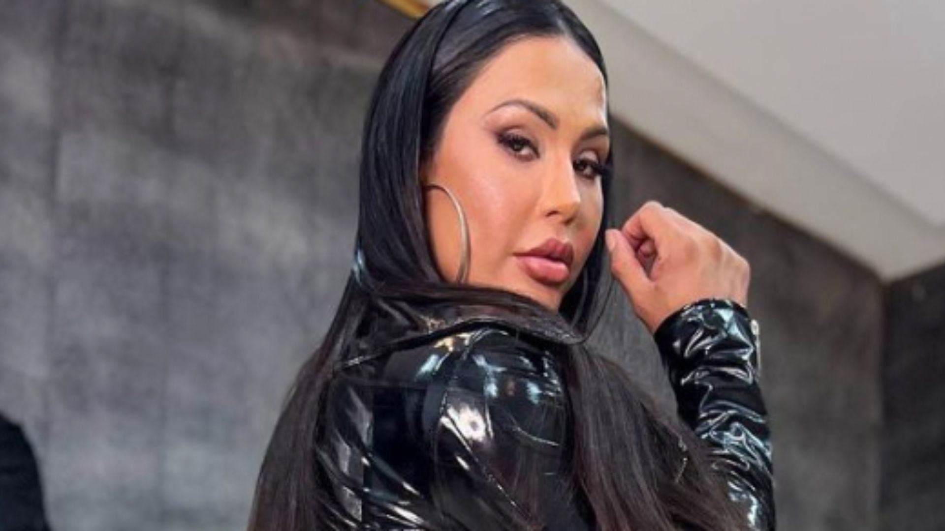 Gracyanne Barbosa empina o bumbum de shortinho e meia arrastão: “Perfeição”