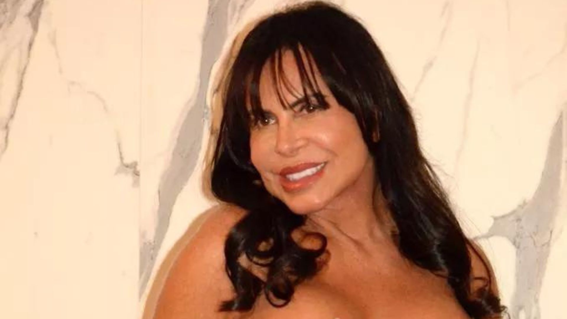 Uma nova mulher! Gretchen posa de topless e mostra nova prótese de silicone nos seios