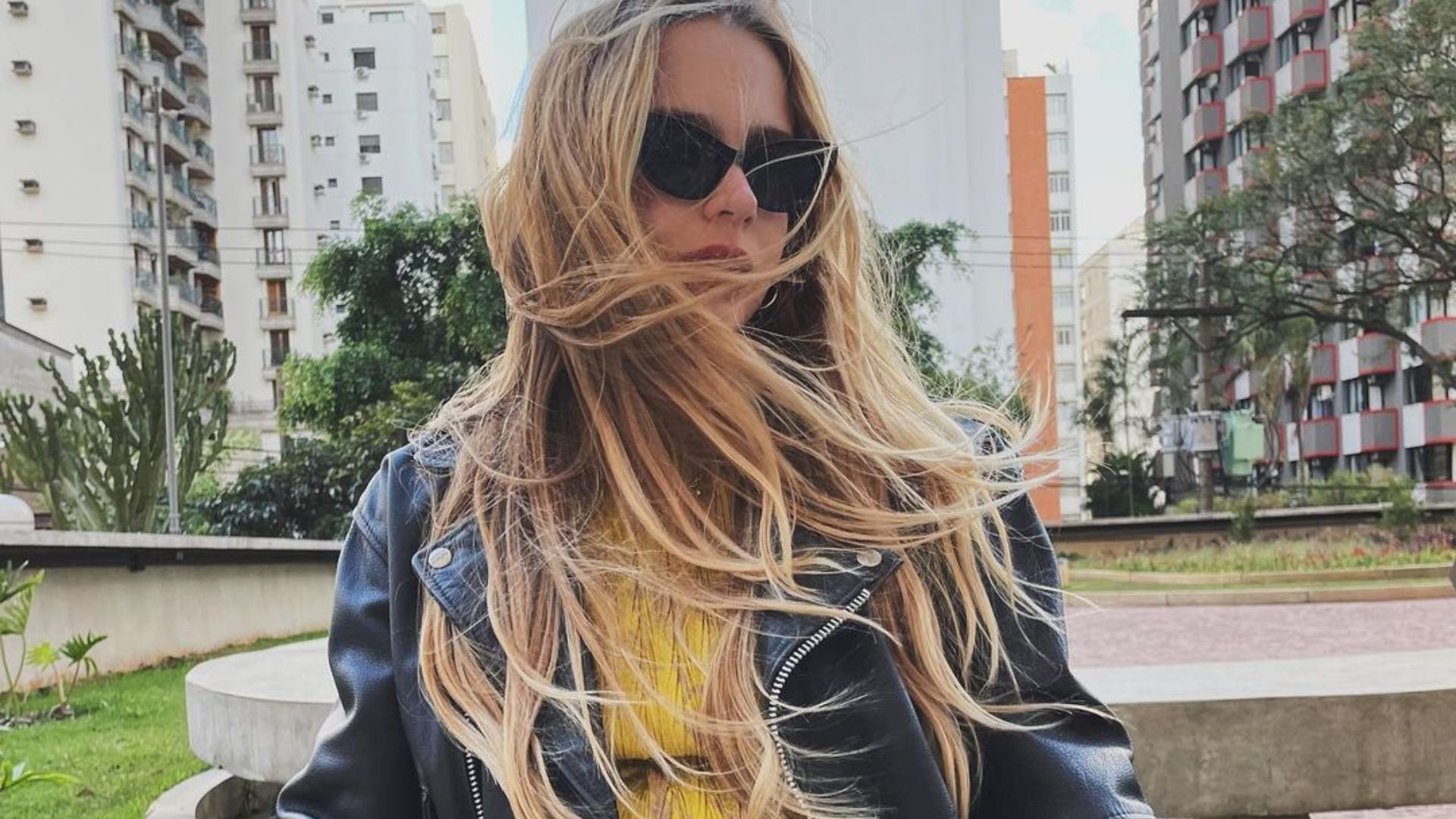 Explodindo! Isa Scherer choca com barrigão e ainda sem sinal dos gêmeos: “Redonda”