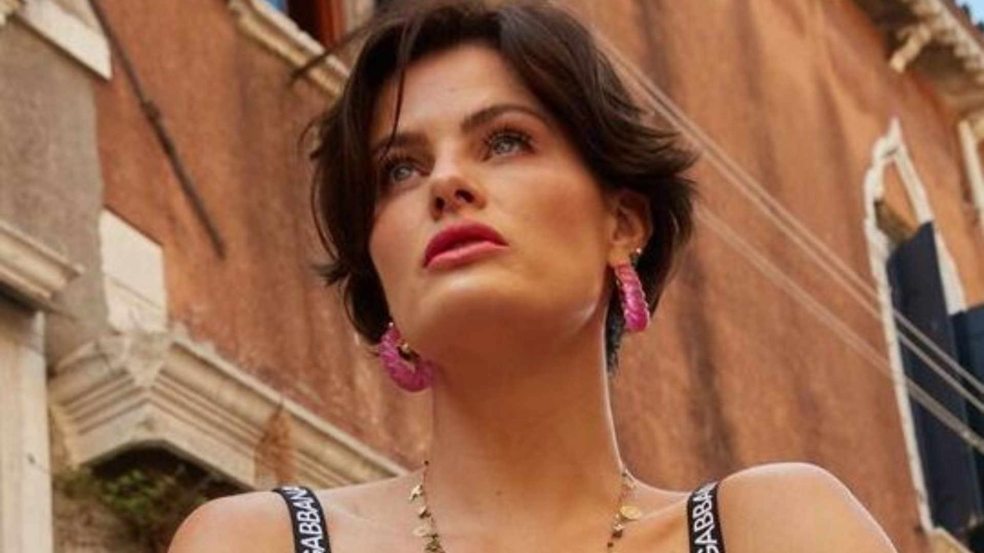 Isabeli Fontana publica foto super sexy em público e esbanja personalidade: “Musa”
