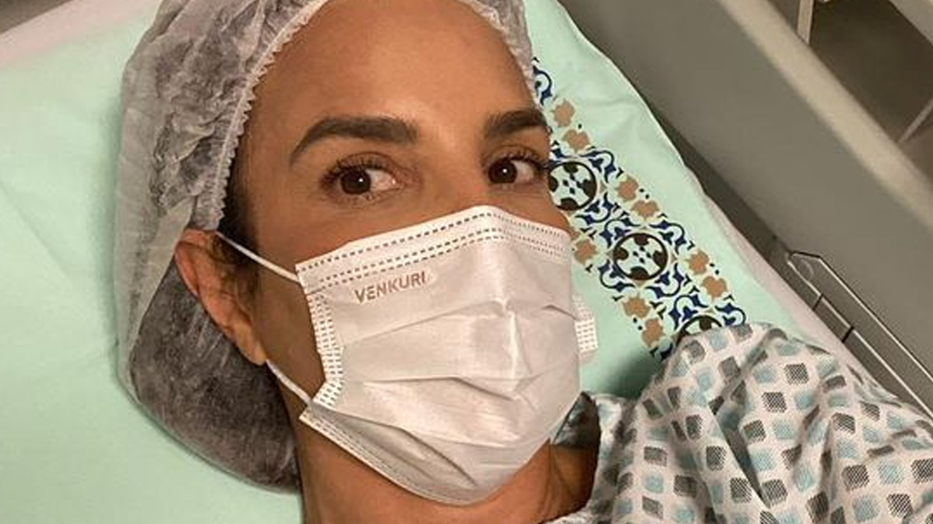 Ivete Sangalo apavora fãs ao passar por cirurgia e aparecer imobilizada: “Que susto”