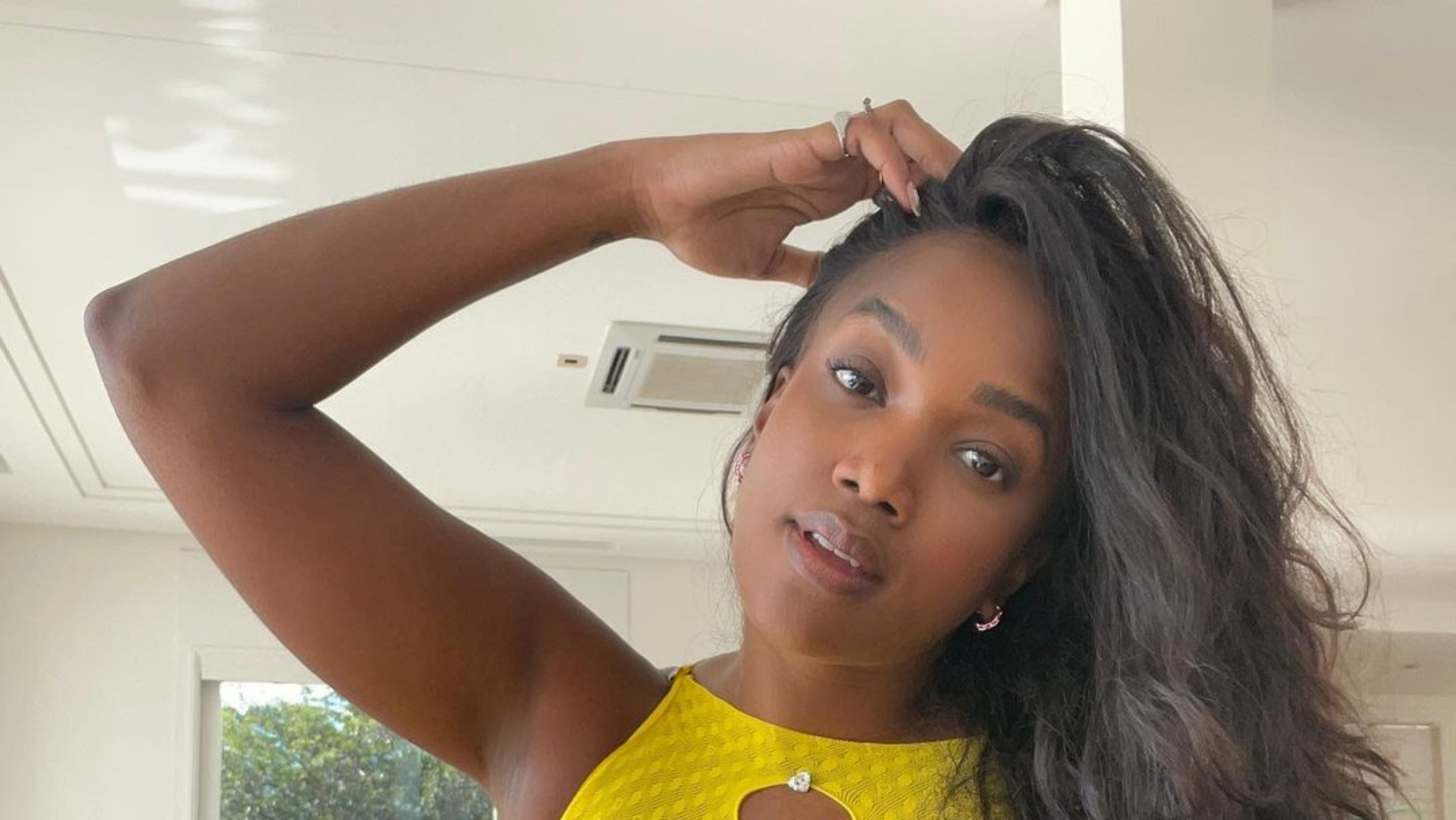 De body colado, Iza capricha no decote e ostenta corpão turbinado: “Perfeição”