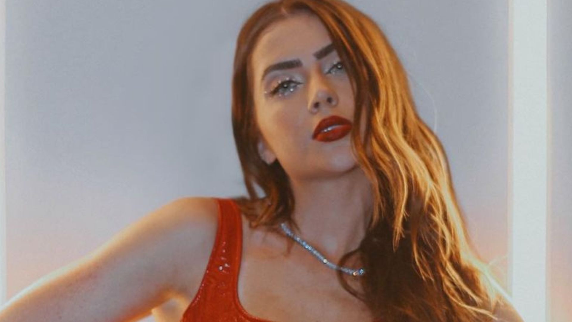 Ex-BBB Jade Picon desenha curvas do corpão com vestido coladinho e choca: “Furacão”
