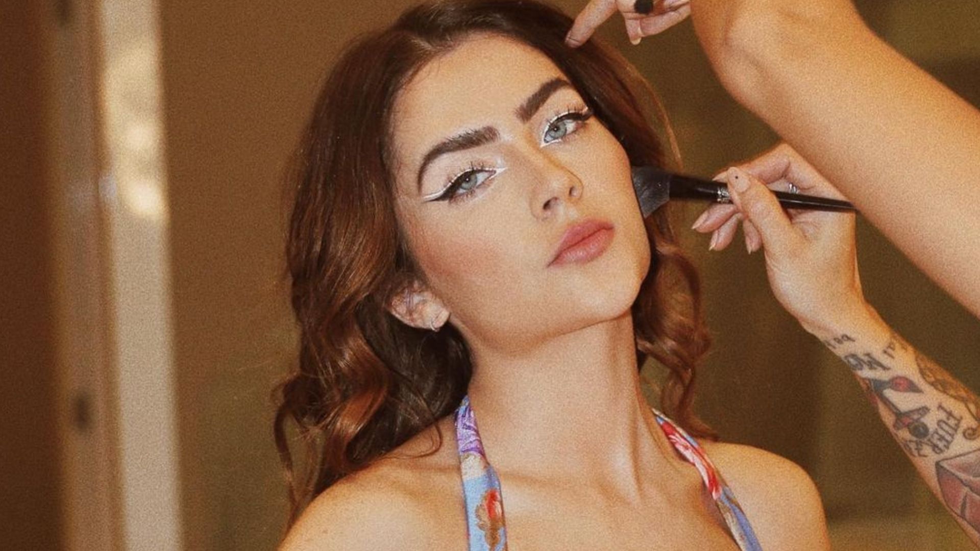 Ex-BBB Jade Picon exagera no decote ao eleger look extravagante e choca: “Absurdo”