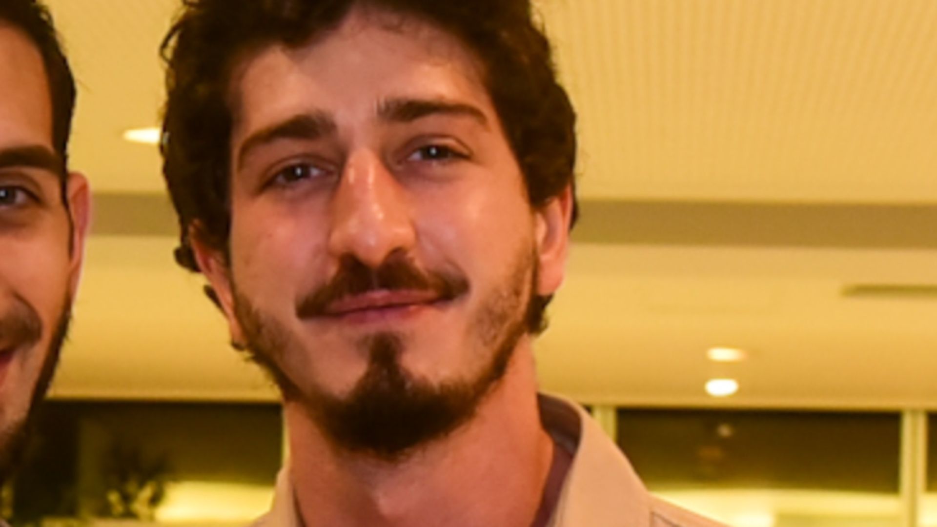 Apaixonado, Johnny Massaro faz rara aparição com o namorado e surge agarradinho em evento