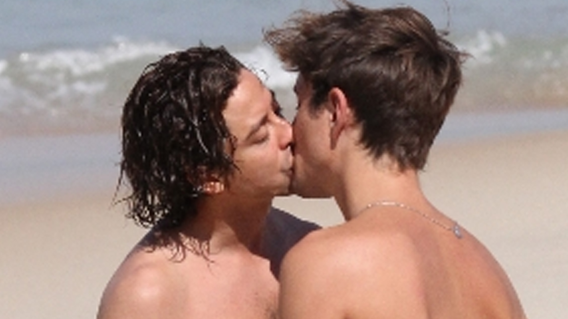 Jove de ‘Pantanal’, Jesuíta Barbosa é flagrado dando beijão em rapaz na praia