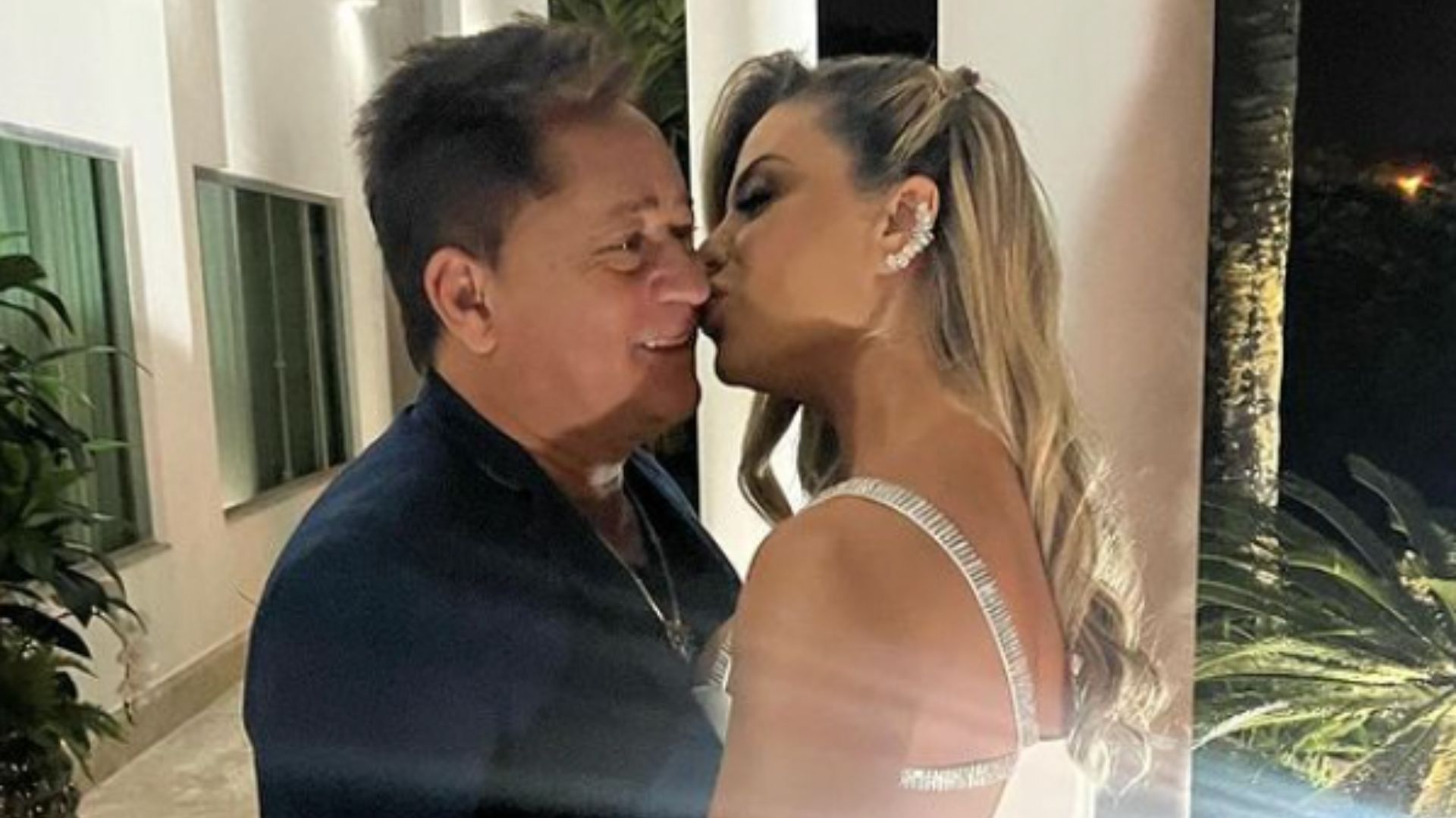Esposa de Leonardo dá bronca no marido após beijo de olho aberto: “Ciuminho”