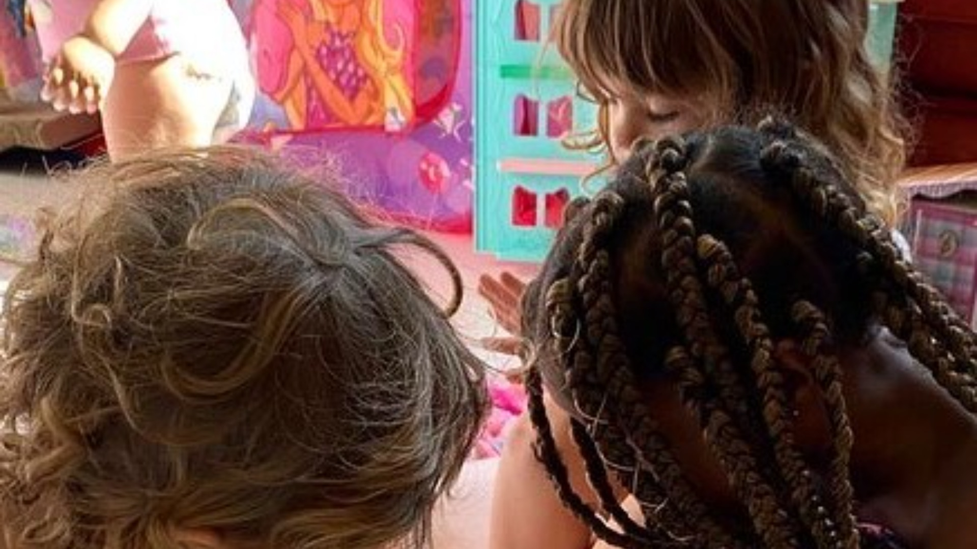 Letícia Colin posta foto raríssima do filho com amigas famosas: “Somos uma aldeia”
